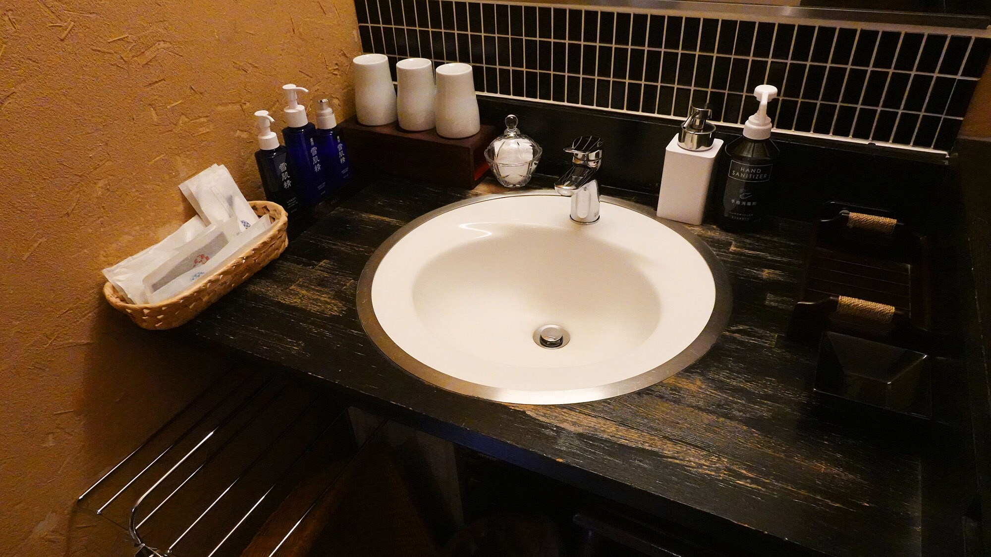 ・[Kohaku] Cups and various amenities are placed near the sink