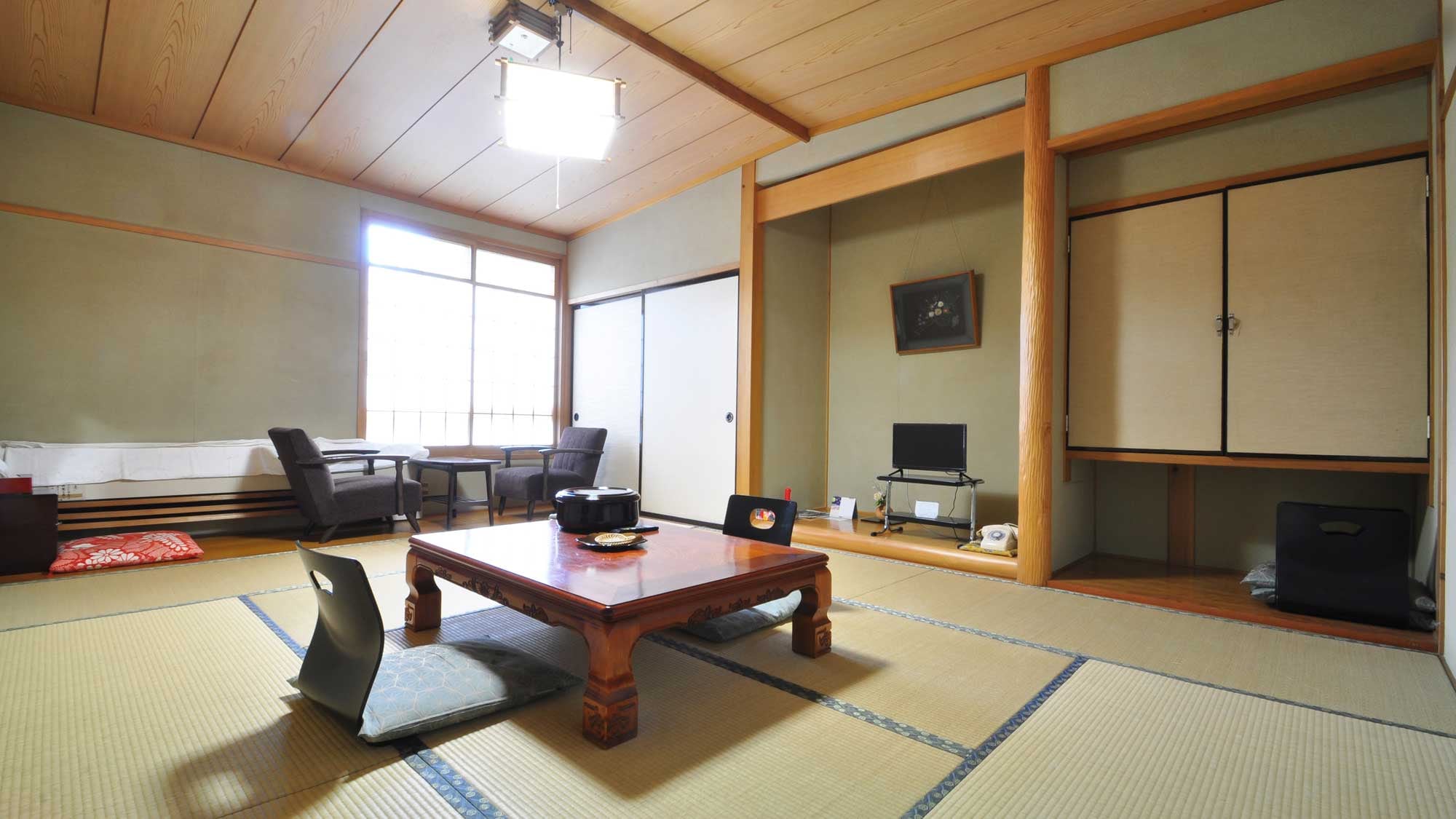 [Guest room] B type Japanese-style room [10 tatami mats] with toilet, washbasin and veranda