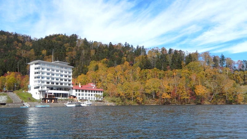 [Autumn] The surface of the lake where the vivid autumn leaves are reflected is a superb view!
