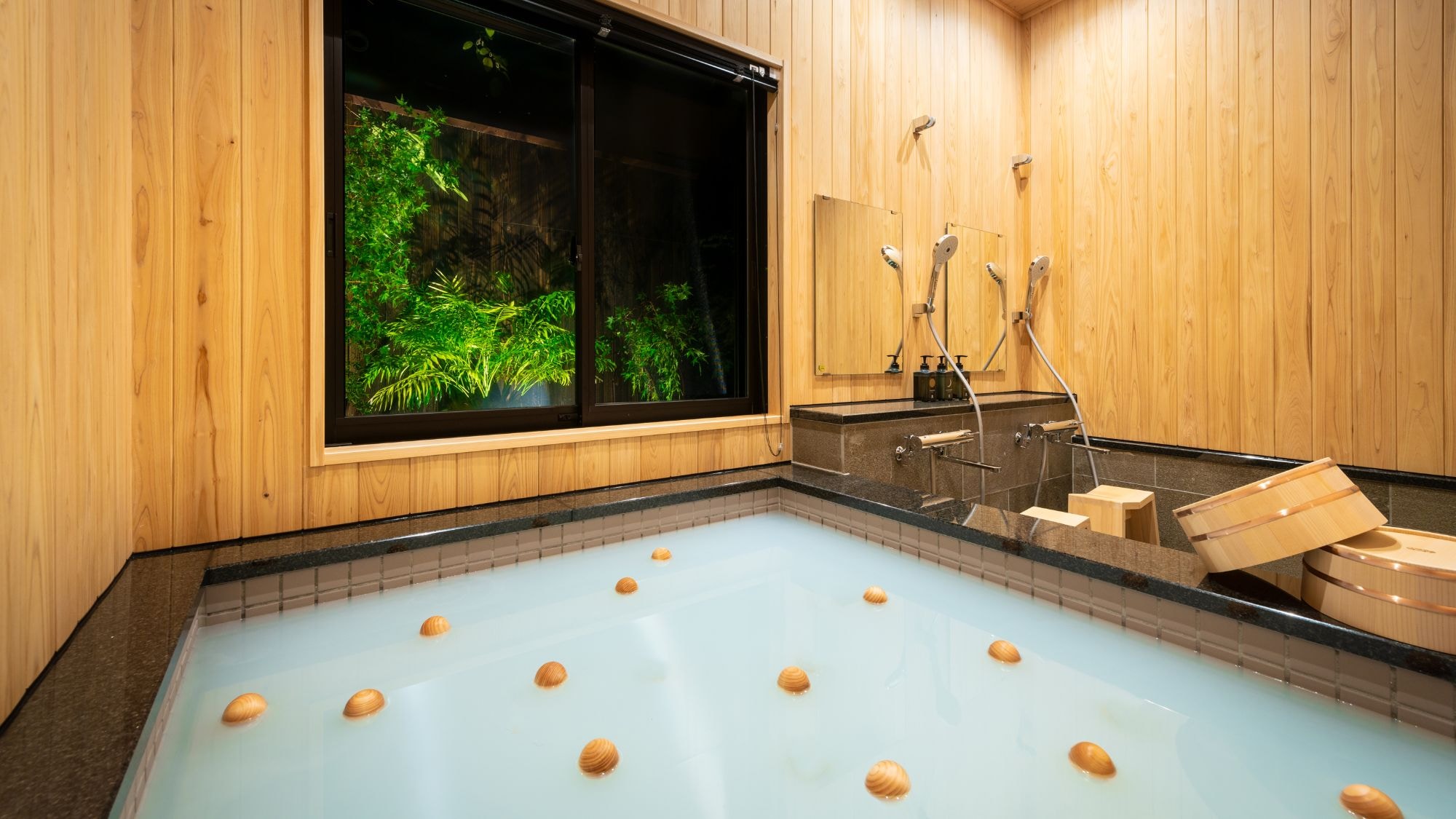 Private bath of Hida cypress board