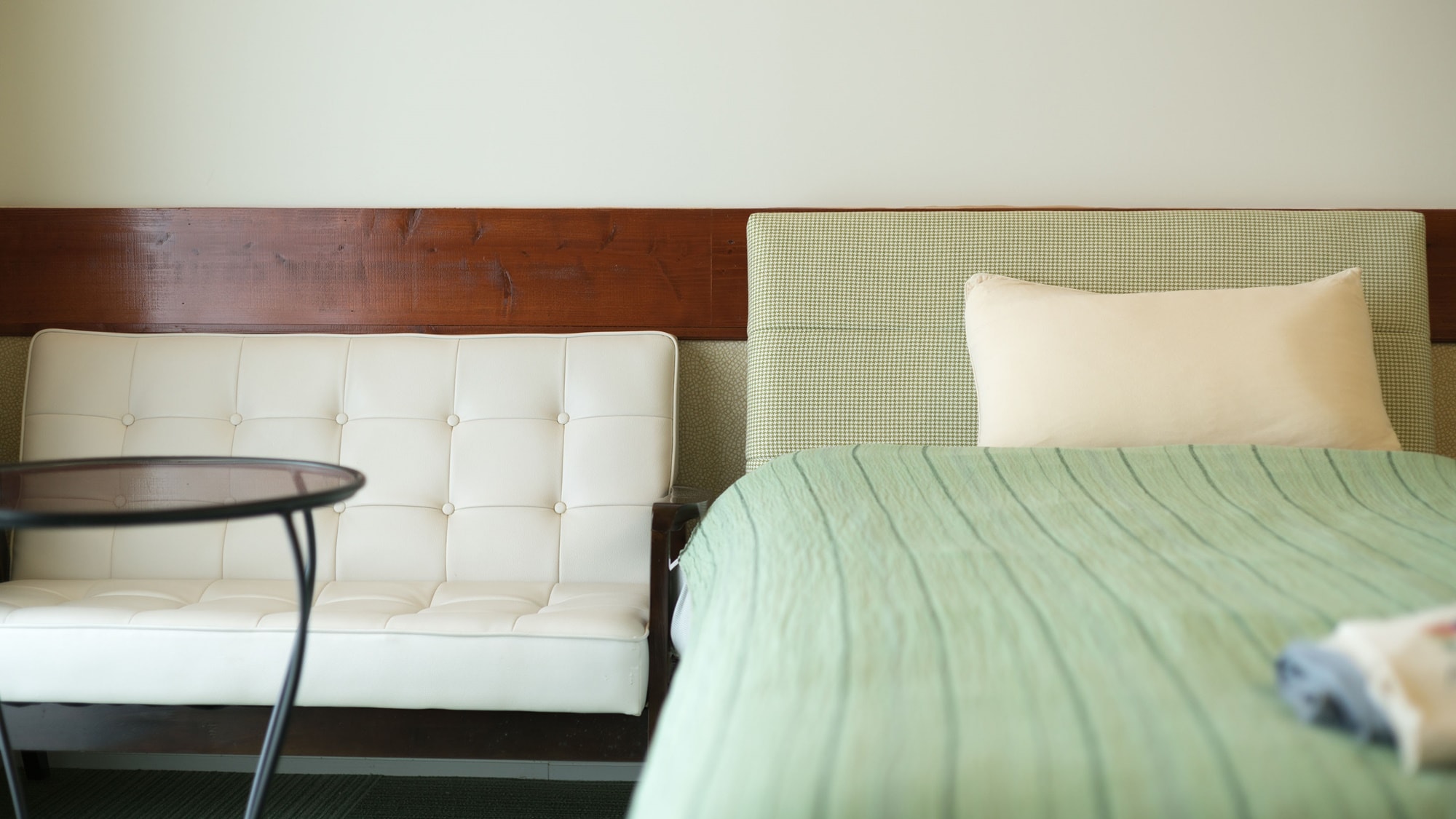 *[Room/Naples] You can use the chaise longue in the bedroom to organize your luggage or relax.