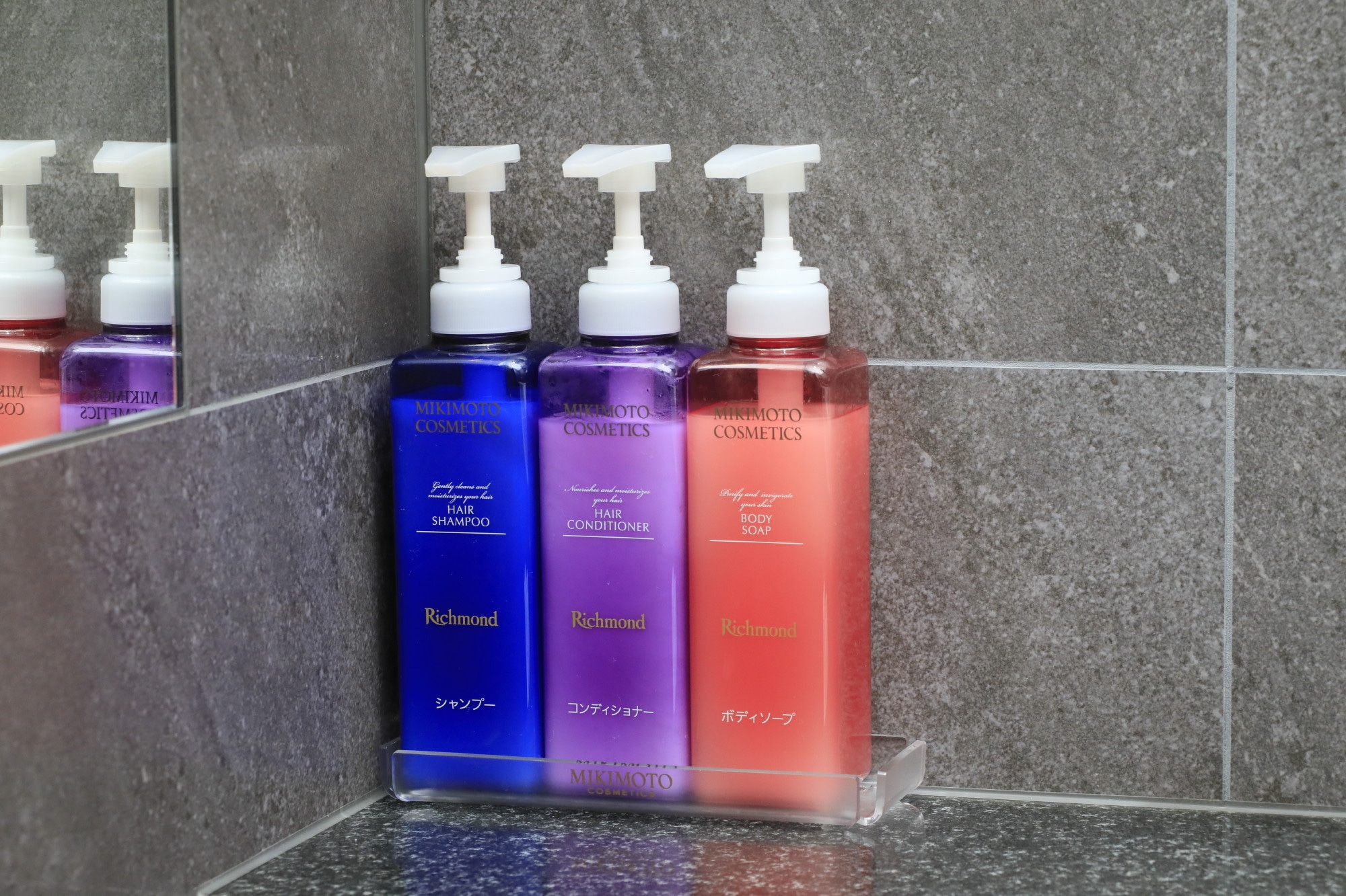 Bath amenities are from Mikimoto Cosmetics.