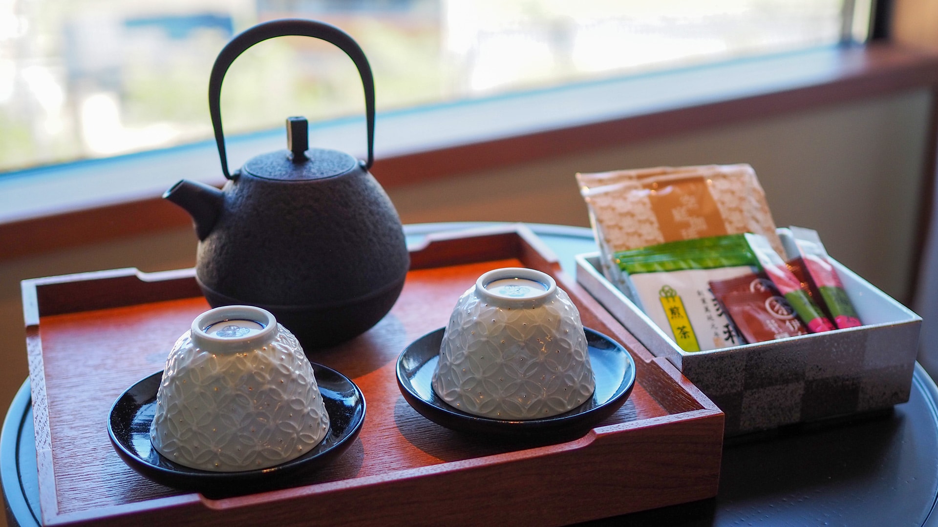 京都獨有的款待：您可以在客房內享用京都老字號店的甜點和茶。