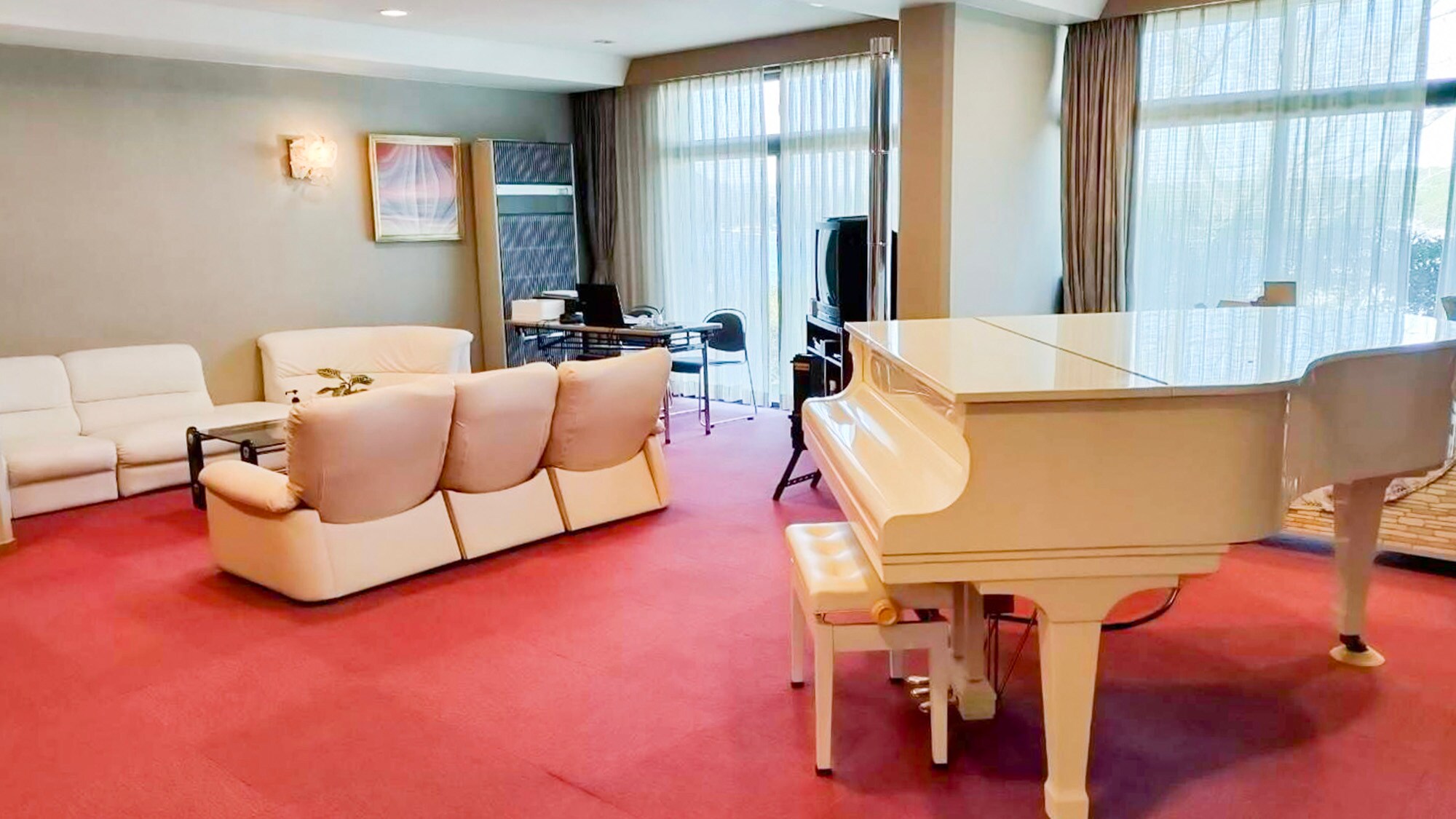・[Lobby Entrance] The beautiful sounds of a grand piano echo through the room.