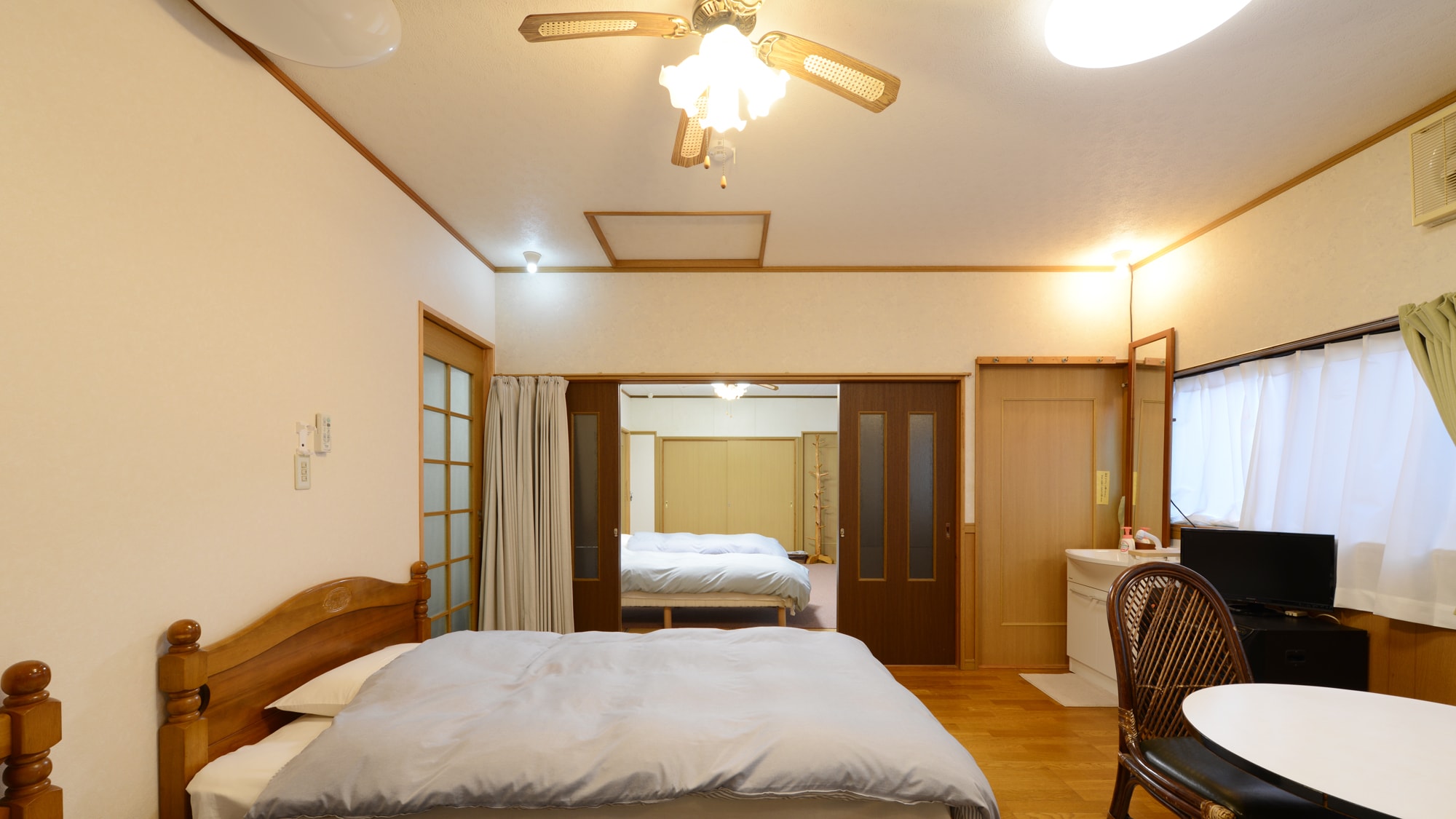 *[Example of guest room] Western-style room with 10 tatami mats. You can relax in this two-room room.