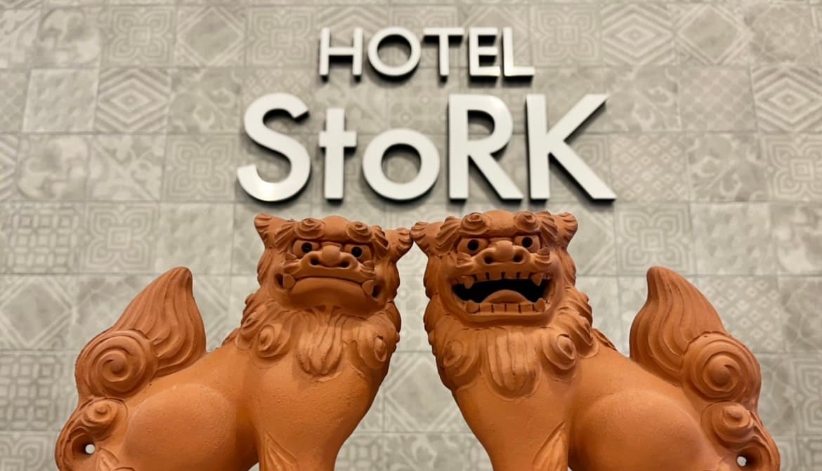 A shisa will welcome you in front of the front desk! !