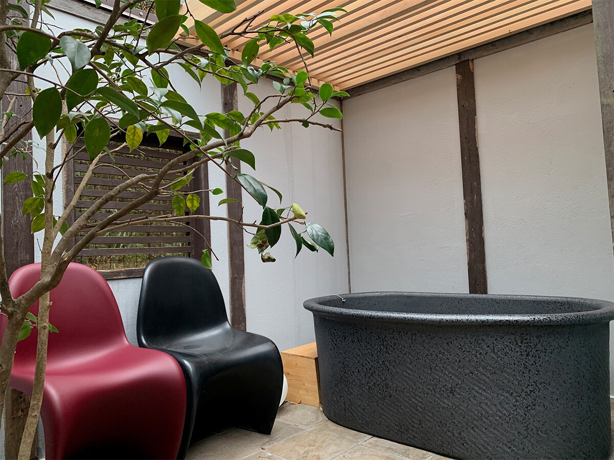 [Tsutsuji] An open terrace with Fukumitsu stone walls. Relaxing time in a ceramic bathtub