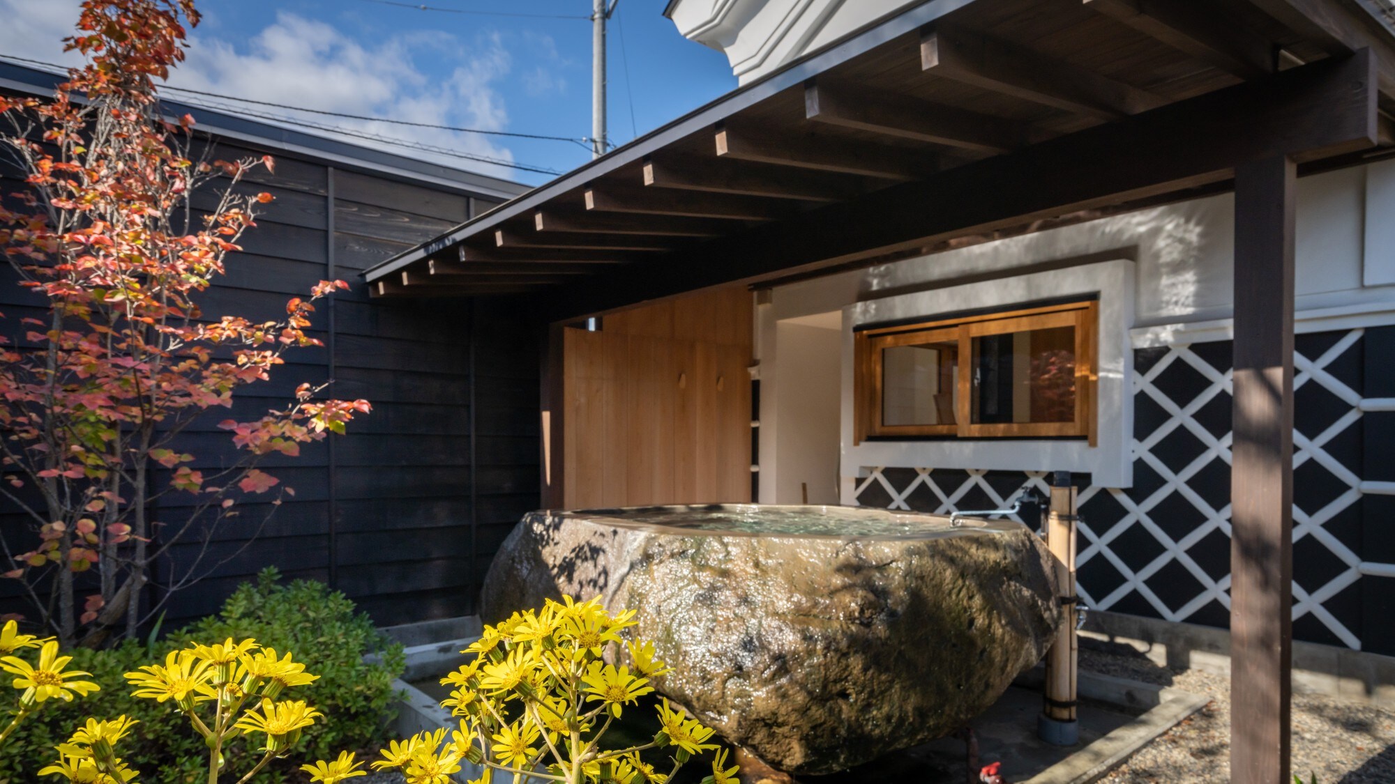 [KURA02] With an open-air bath that is hollowed out from a megalith of Zao stone