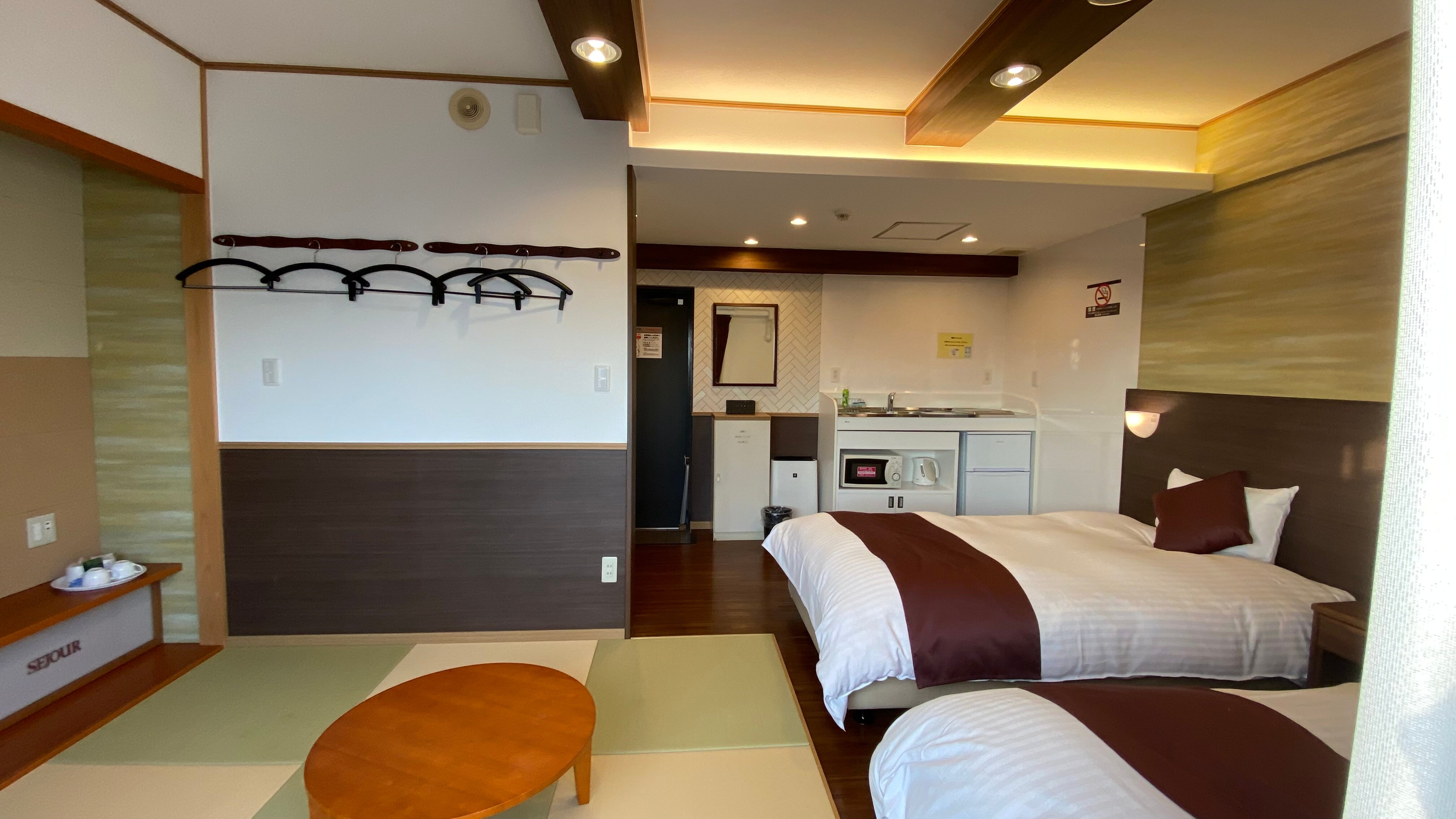 Main building twin room + Japanese and Western room (25㎡ in size, bed width 110 cm and 110 cm + Japanese and Western room 4.5 tatami mat)