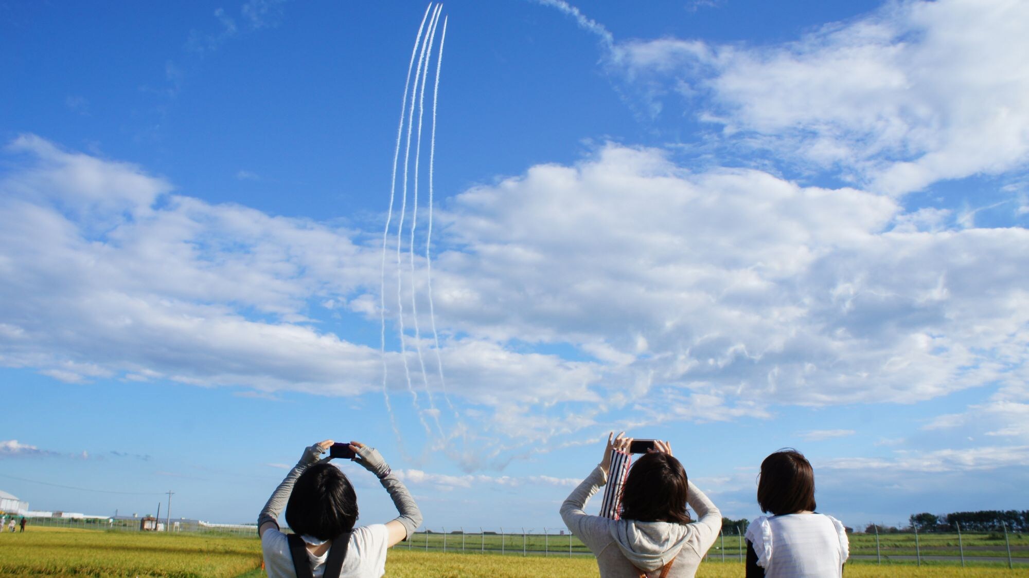 [Blue Impulse] A perfectly coordinated and magnificent flight that you'll want to see at least once. You can watch flight training near Matsushima Air Base.