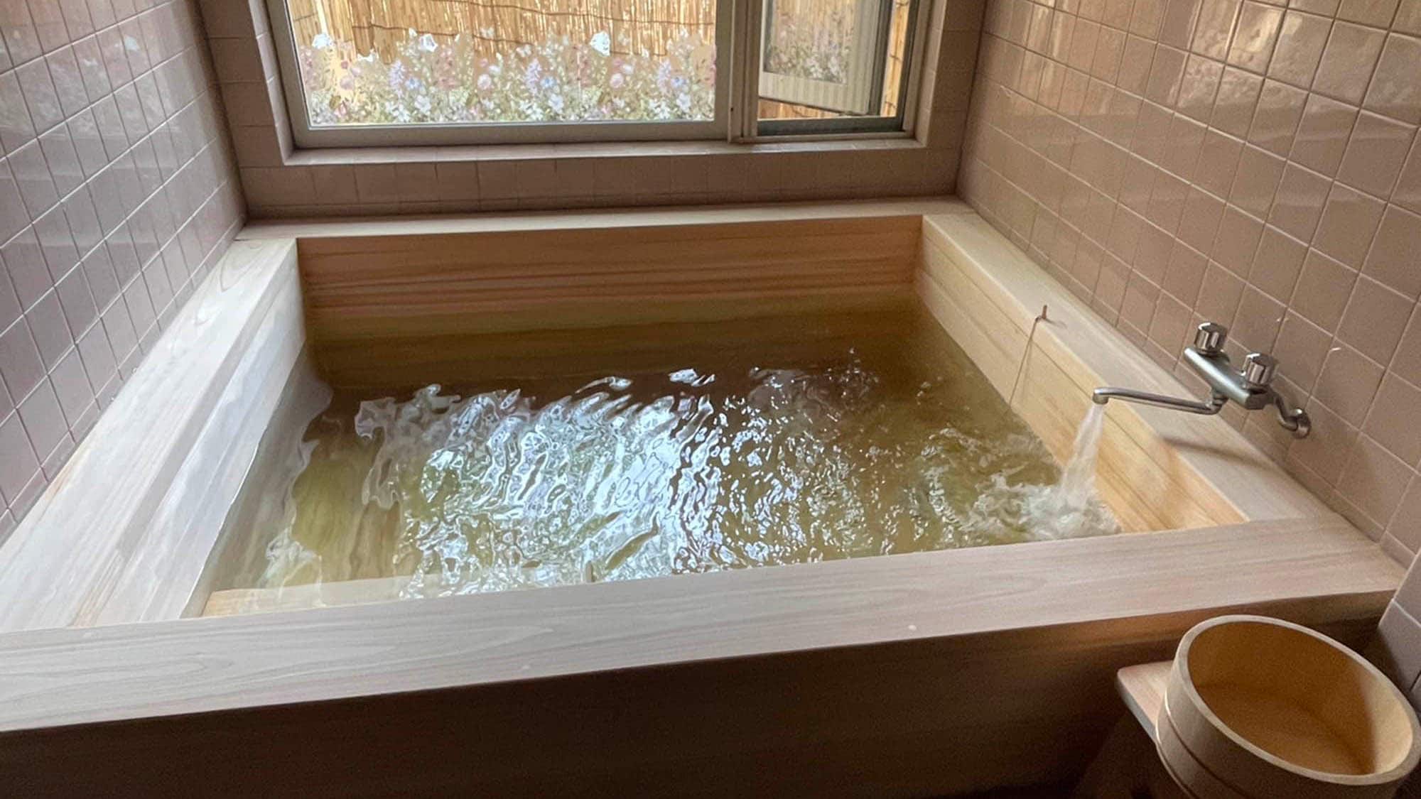 • [Private Hinoki Bath (50 minutes, 1,000 yen)] Relax and unwind in the soothing aroma of hinoki cypress.