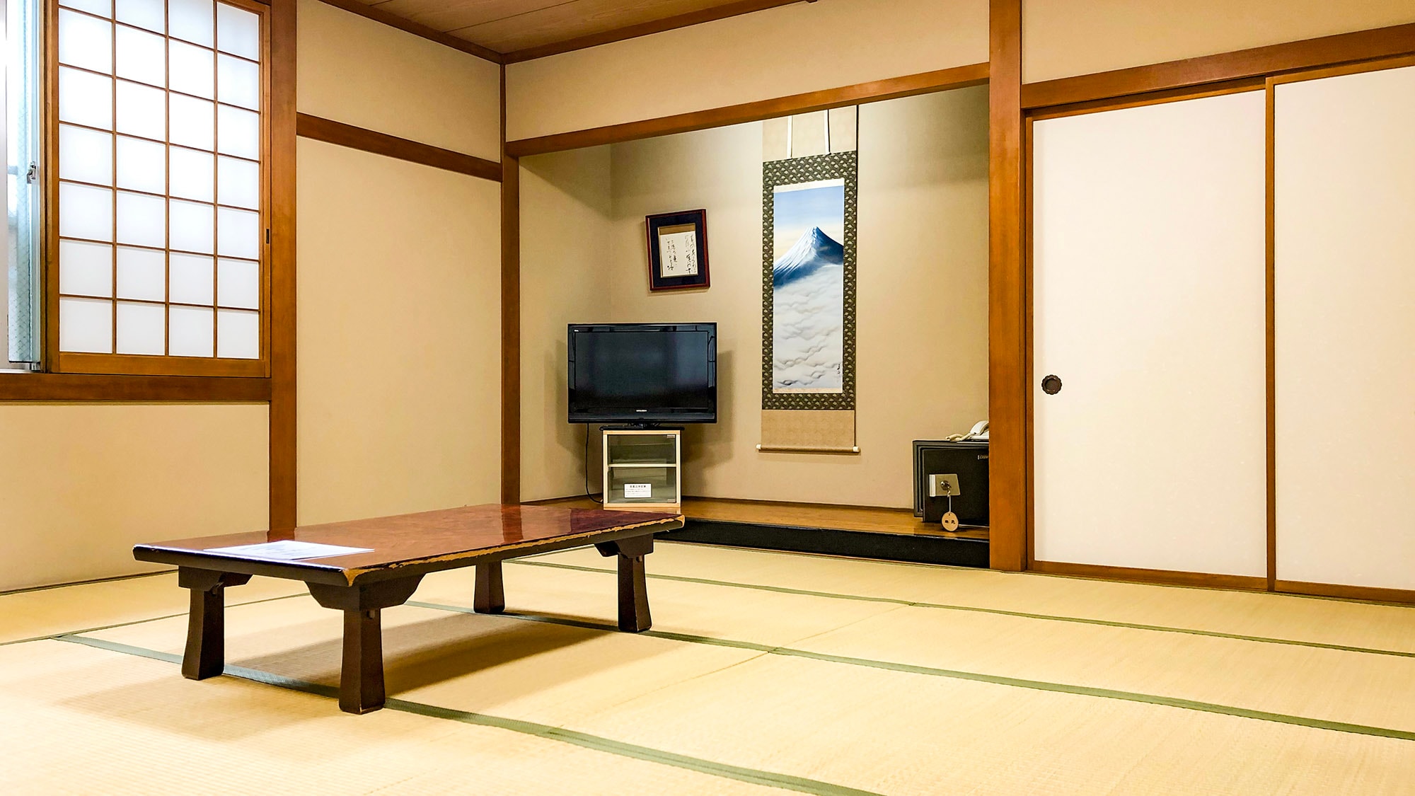 ・[Example of a 15-tatami Japanese-style room in the main building] Please relax in a spacious Japanese-style room.