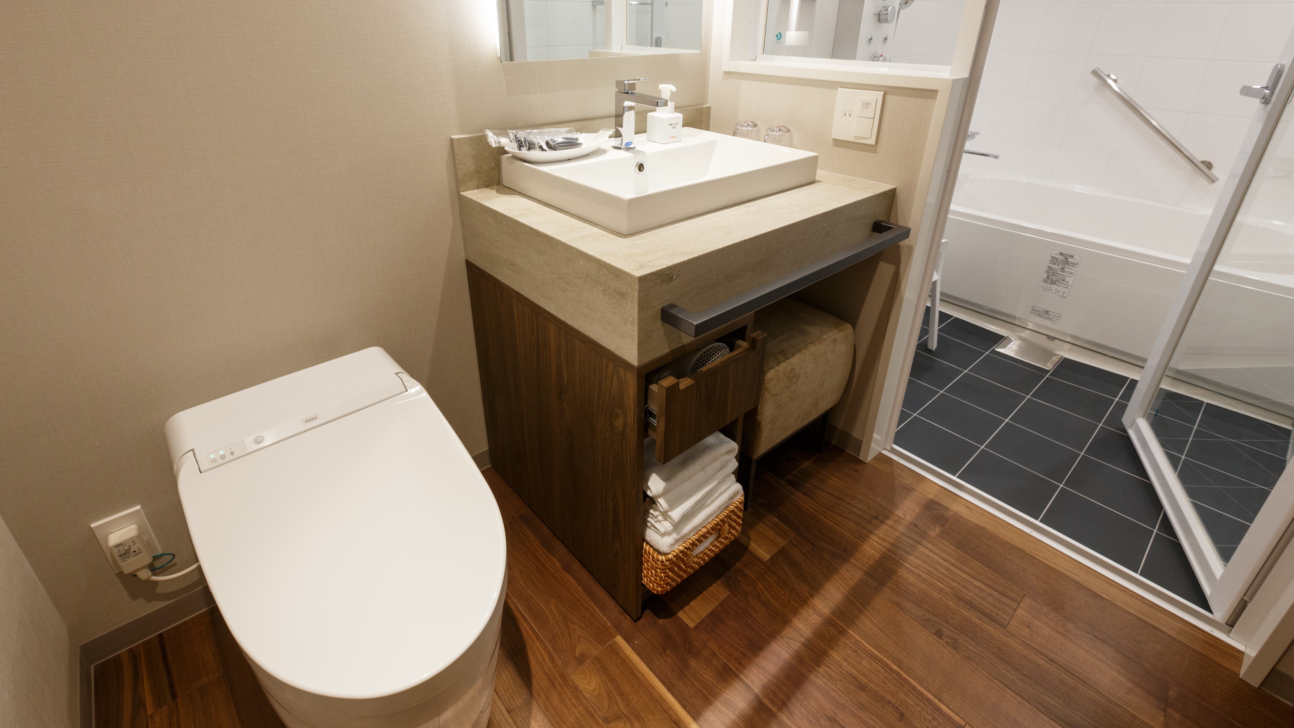 Deluxe double washbasin / bathroom