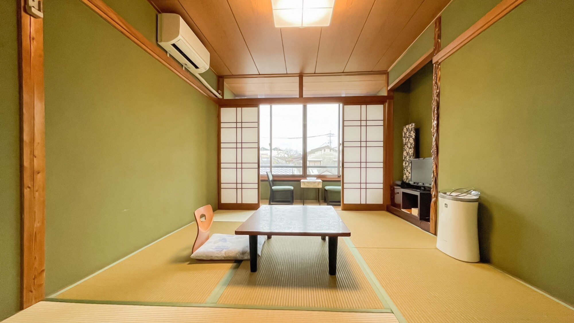 ・＜ห้องพักแบบญี่ปุ่น 6 เสื่อทาทามิ＞ห้องพักที่มีบรรยากาศเงียบสงบซึ่งสะท้อนถึงประวัติศาสตร์อันยาวนานของโรงแรมของเรา