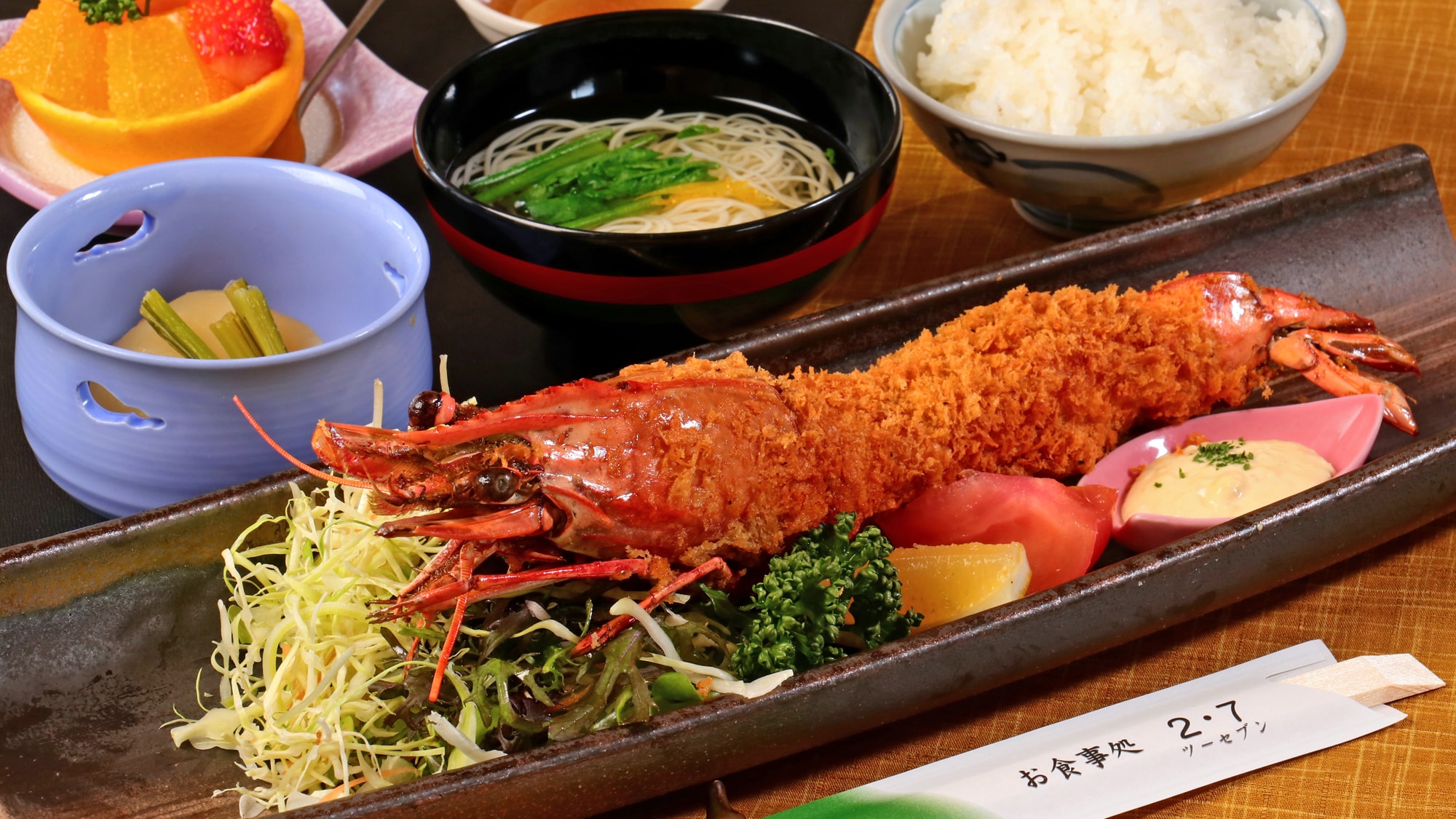[Makanan udang goreng ekstra besar] Karena ini adalah ukuran ekstra besar, pisau dan garpu disediakan.