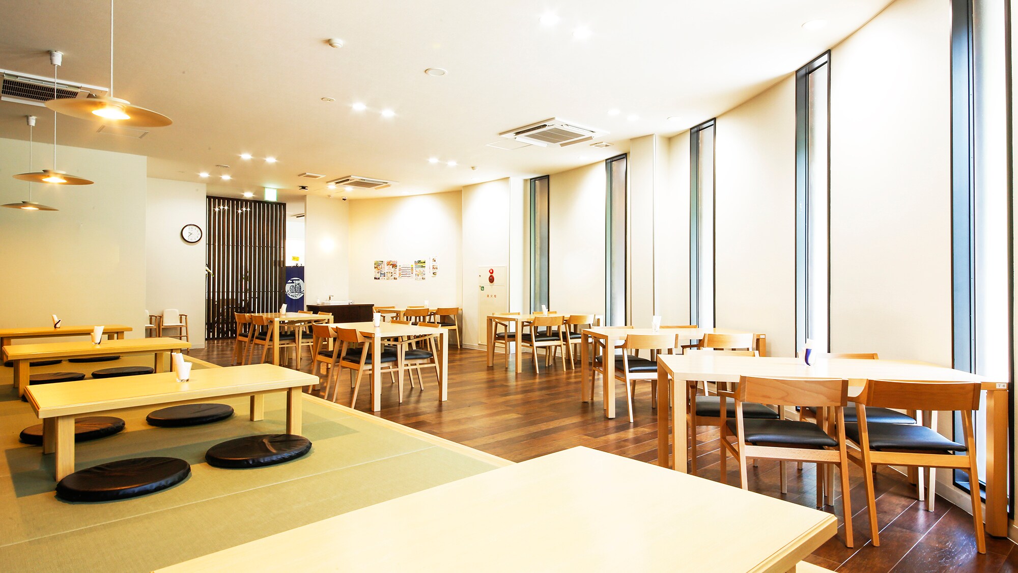 [Restaurant] We offer two types of seating: table seating and tatami room seating.