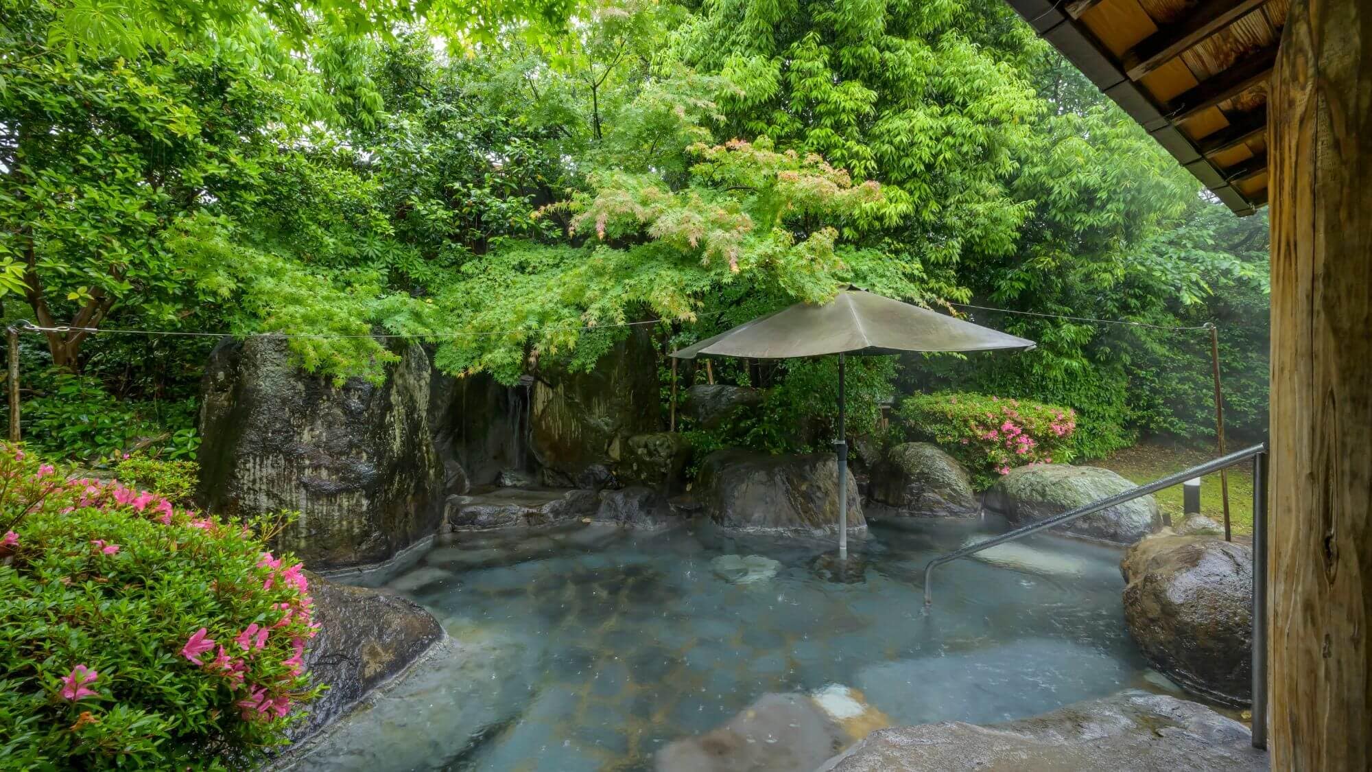 【花園露天浴池 大石之湯】在樸素的露天浴池中享受放鬆與治癒的時光。