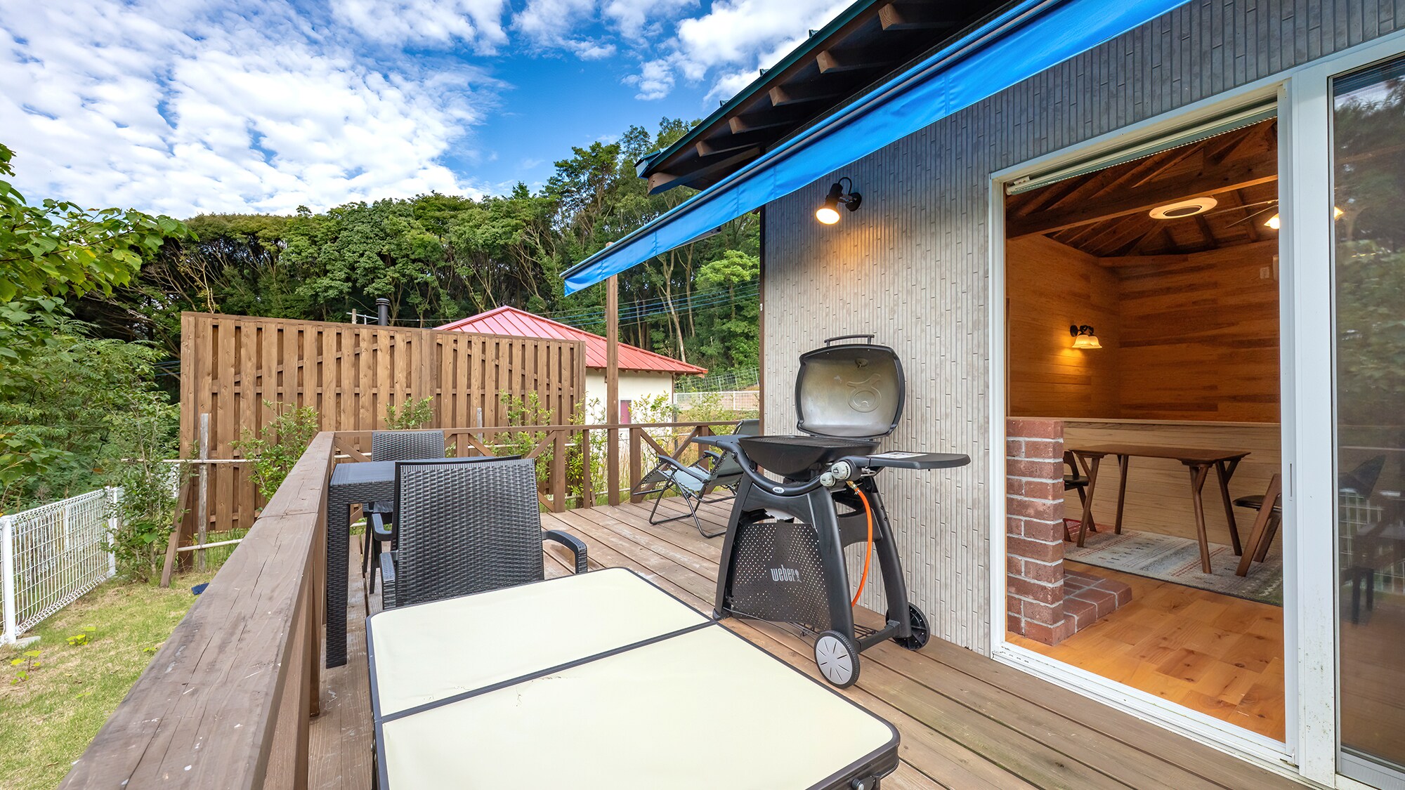 【스탠다드・패밀리 빌라：우드 데크】연기가 나기 어려운 아메리칸 스타일의 BBQ 그릴을 완비