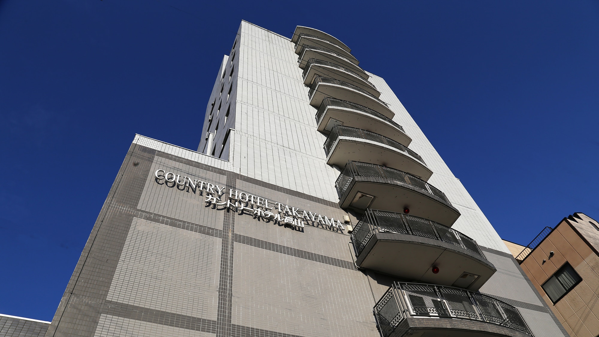 [Exterior] Located right next to the east exit of JR Takayama Station. The front desk is on the second floor.