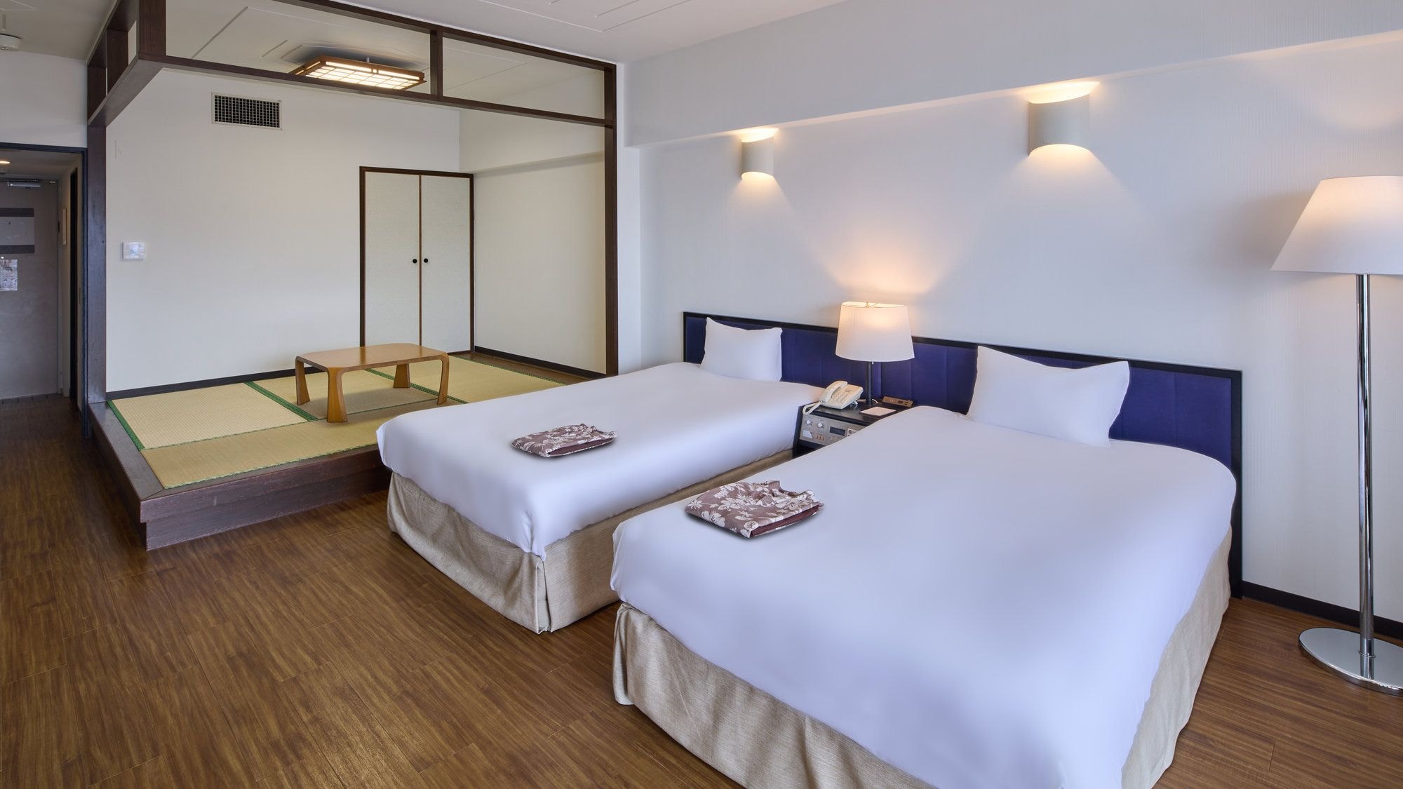 [Standard Family Room / Japanese-Western Style Room] Accommodates up to 5 people with futons laid out. Enjoy a comfortable sleep with Japanese and Western-style bedding.