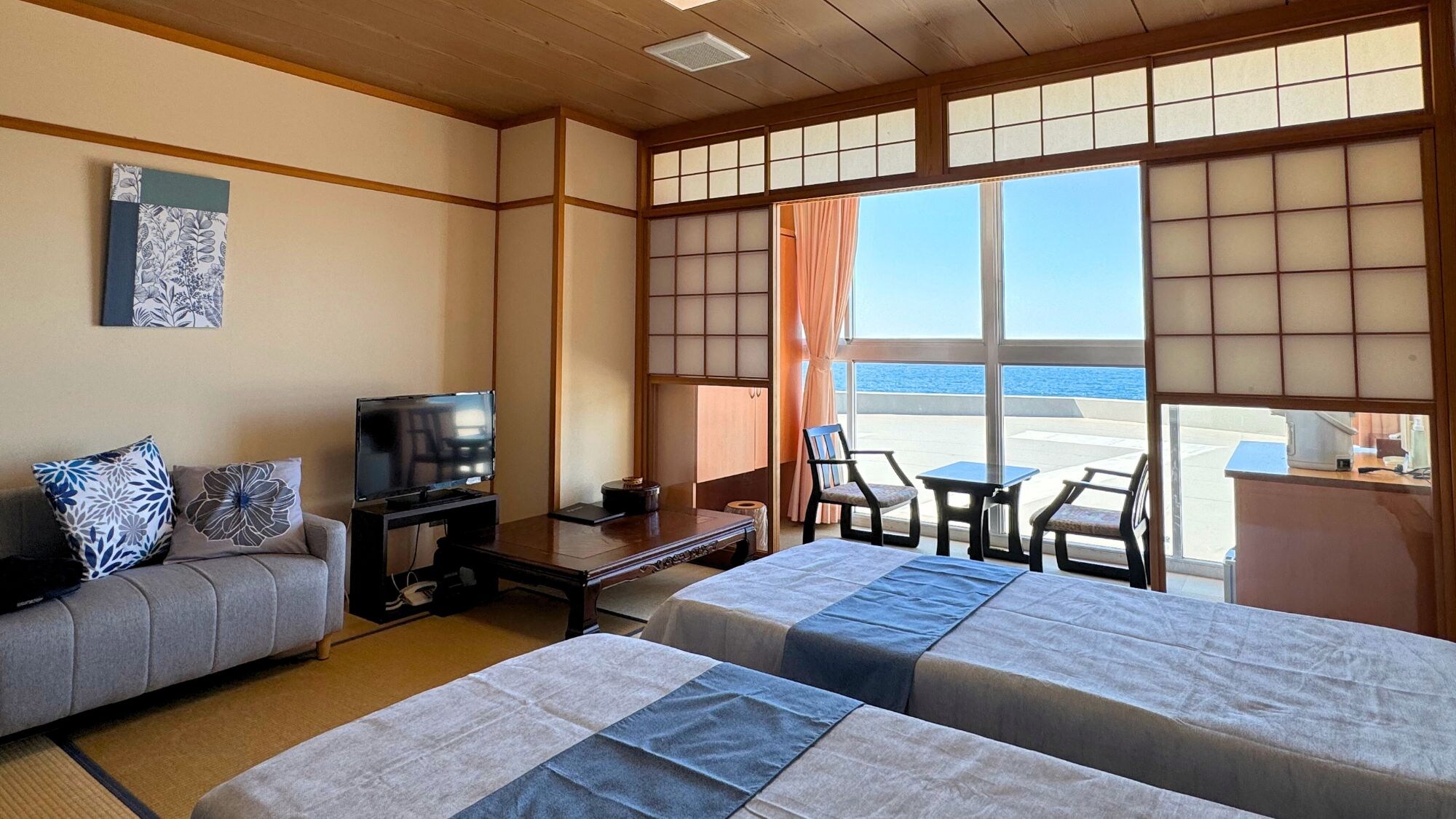 Newly installed in spring 2024: Japanese-Western style room with Japanese-style bed.
