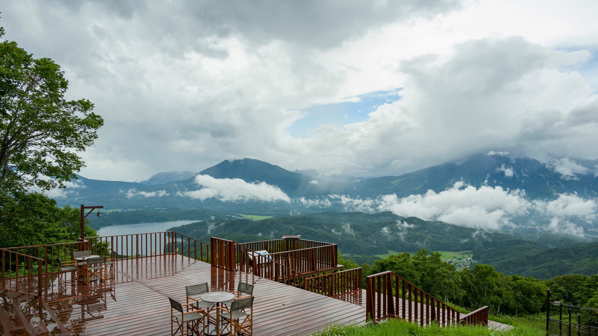[Lake Nojiri Terrace] Enjoy a panoramic view of Lake Nojiri and the five mountains of Hokushinshu while feeling the refreshing breeze.