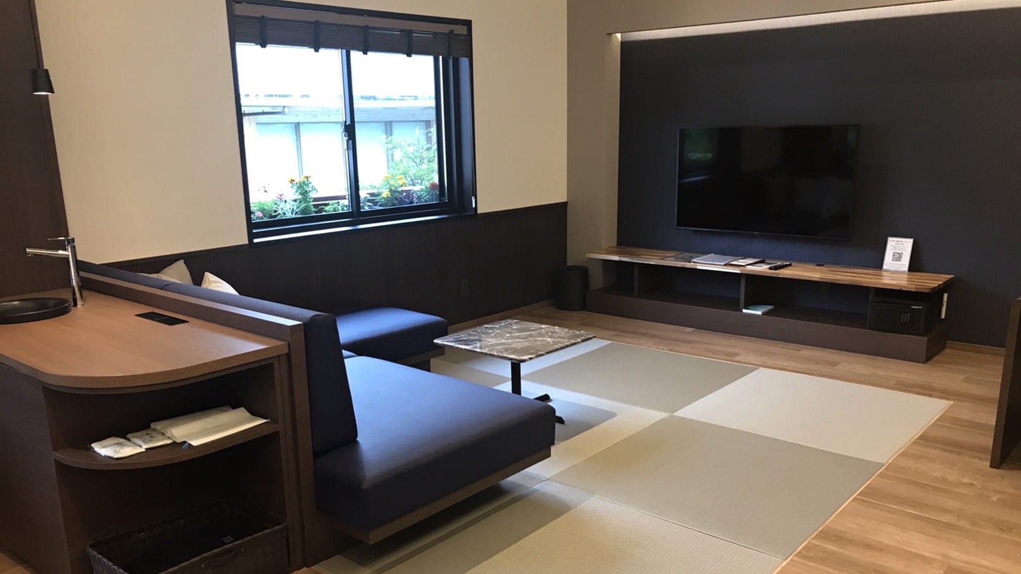 Kamar bergaya Jepang-Barat (sisi kota) / Sofa besar tersedia di ruang bergaya Jepang dengan tikar tatami (contoh kamar tamu)