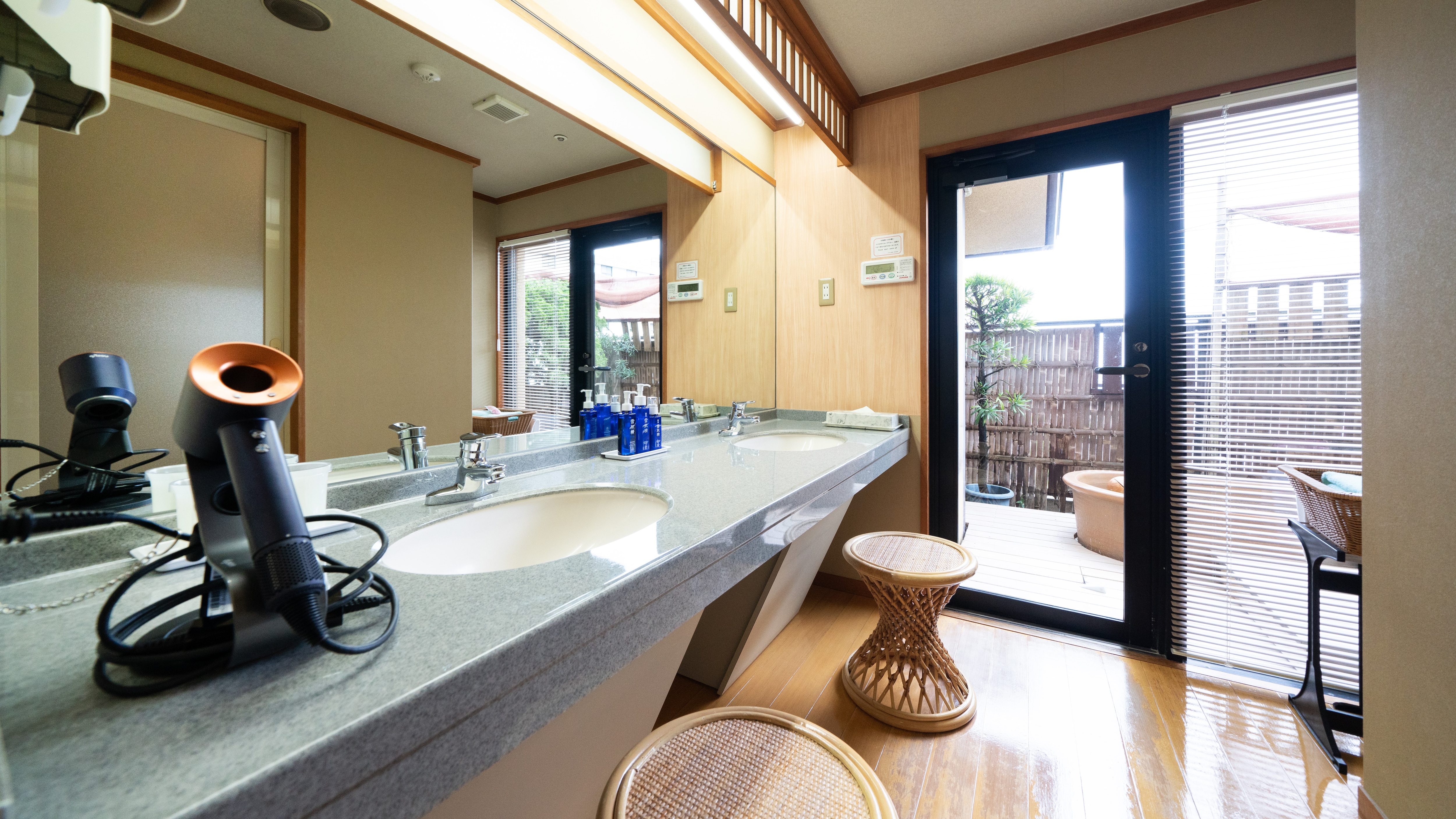 Powder room (Hitenkan [special floor] Guest room with open-air bath (with massage machine) 583)