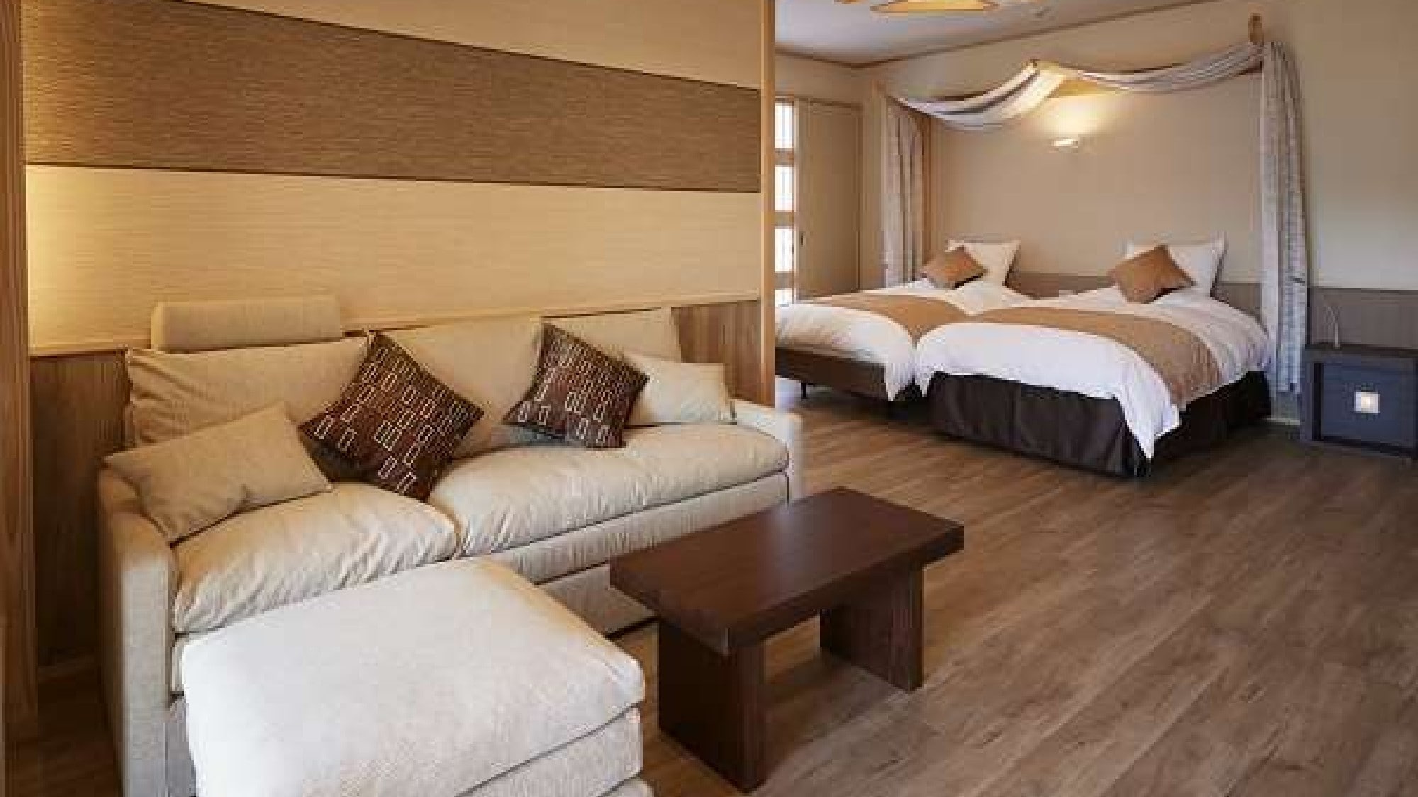 Kamar tamu "Horai" didasarkan pada warna putih, dan Anda dapat merasakan spiritualitas berada di lautan awan.