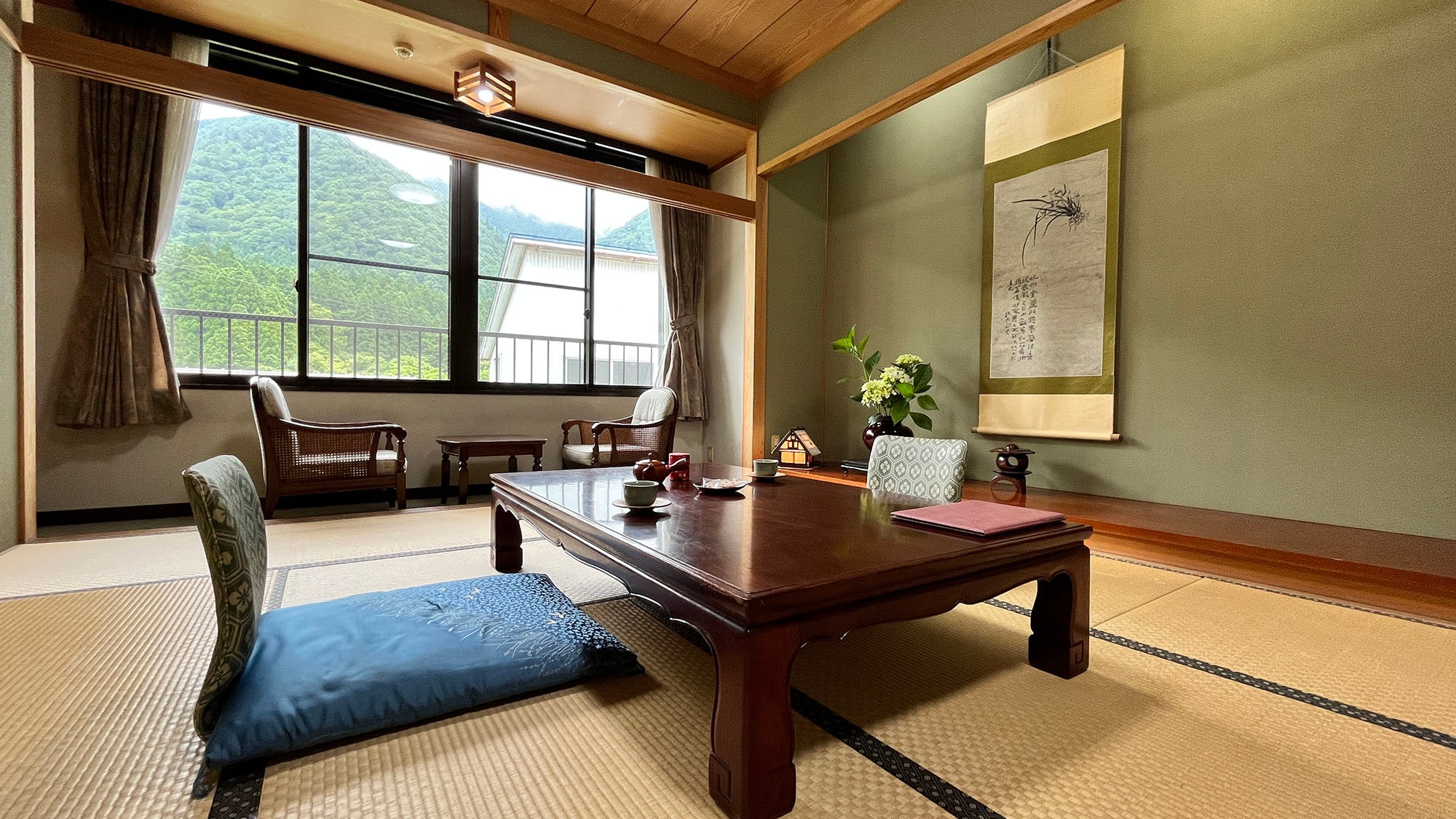 A 10 tatami mat Japanese-style room with a bath and toilet, a relaxing and relaxing room.