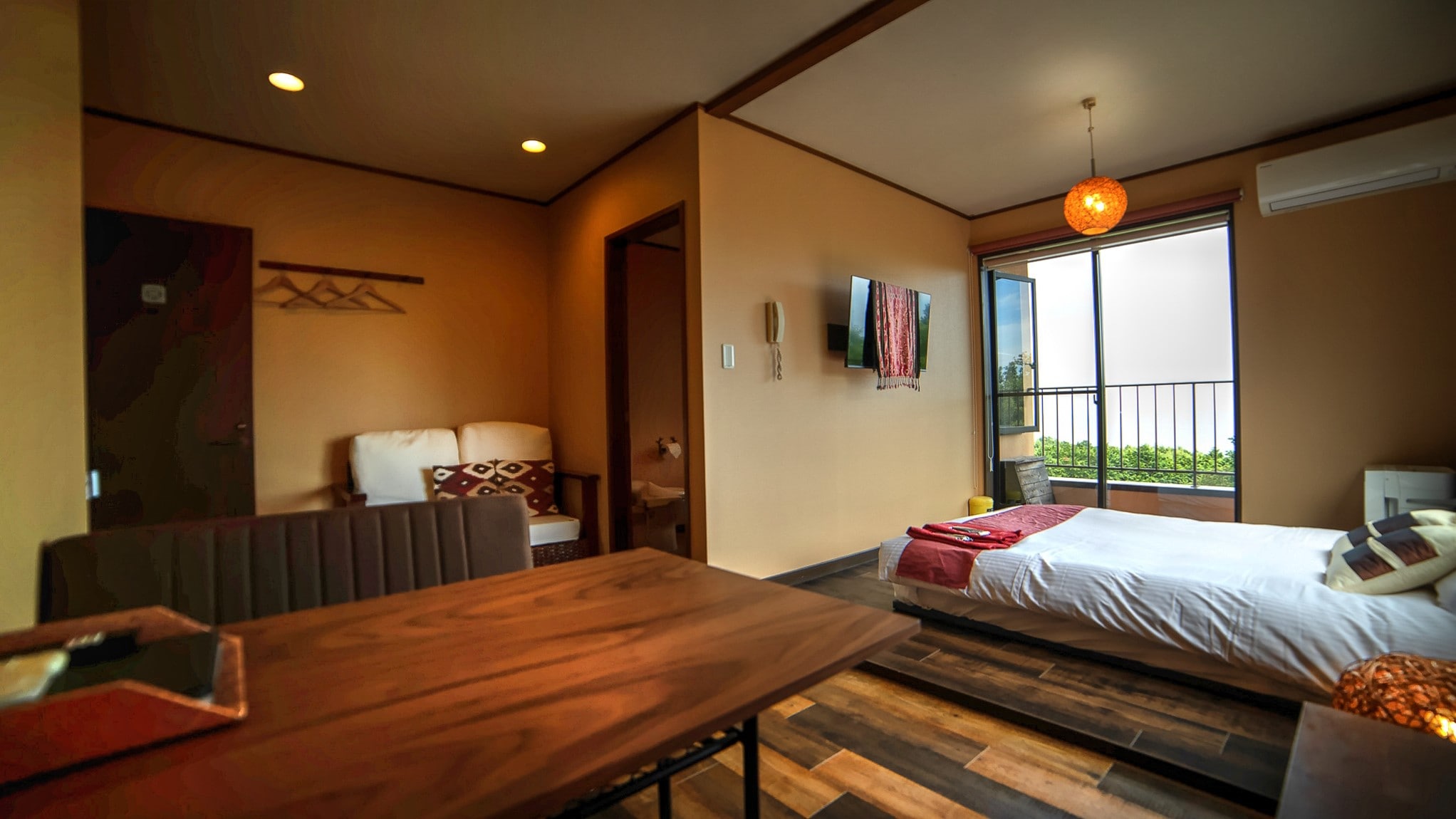 [Hoa] Các bữa ăn được phục vụ trong phòng kiểu phương Tây có bàn ghế.