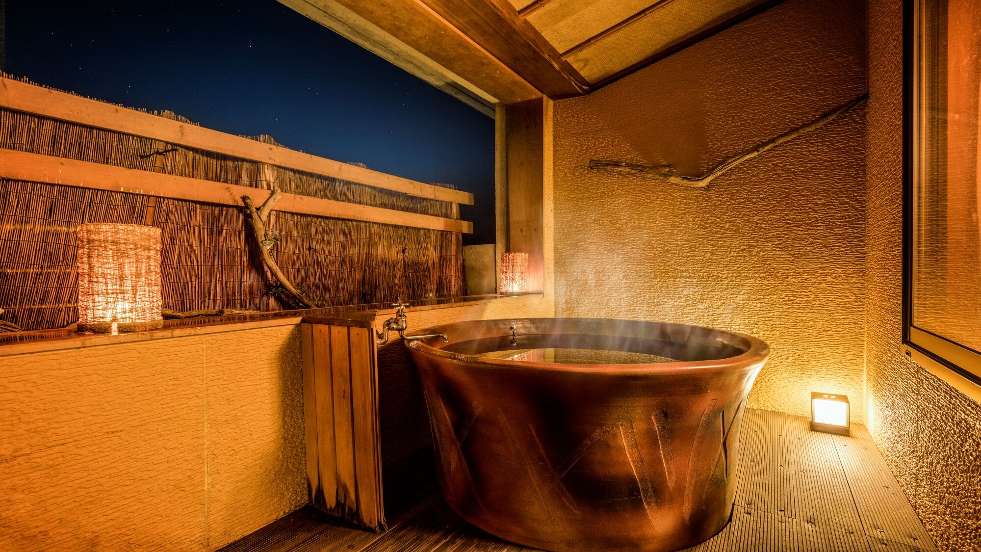 ห้องพักสไตล์ญี่ปุ่น 2 ห้องพร้อมอ่างอาบน้ำโอเพ่นแอร์ที่เหนือกว่า * ตัวอย่างห้องอาบน้ำกลางแจ้งสำหรับแขก