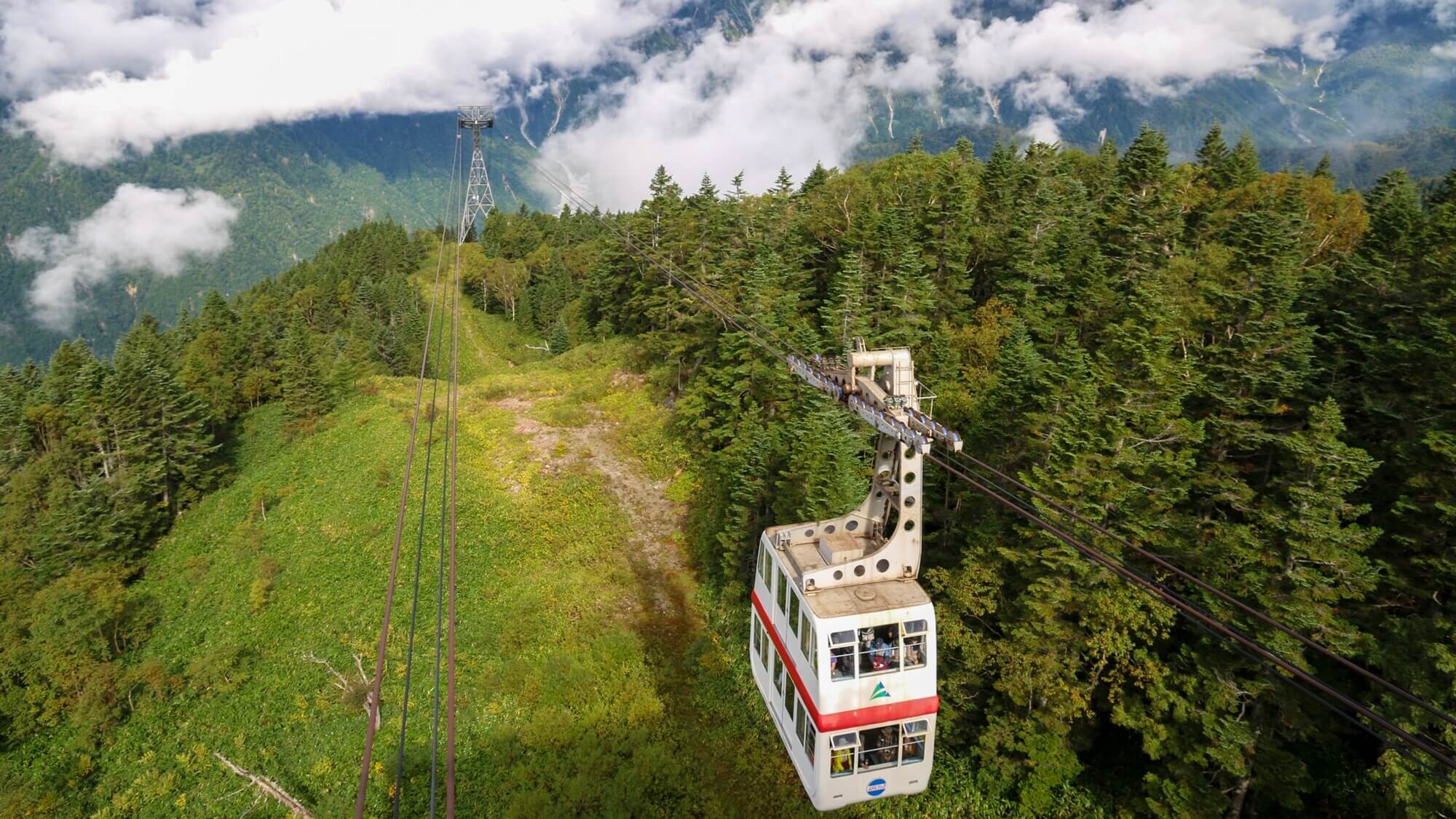 [Shinhotaka Ropeway] A ropeway that connects the base of the mountain to the summit. Enjoy a stroll through the air.