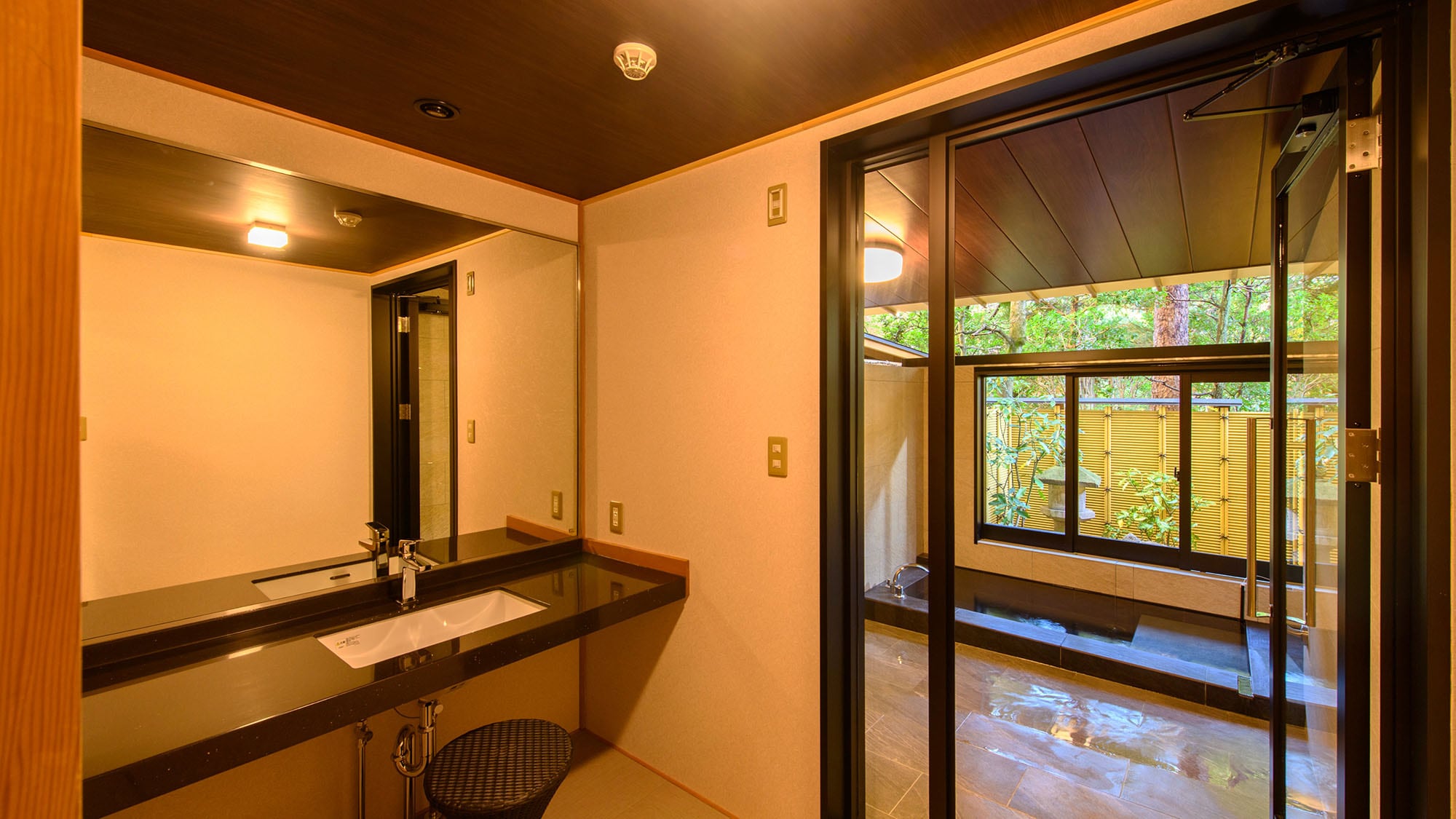 [Horai Room: Premium Japanese-style room with two rooms] The spacious bathroom makes getting ready in the morning a pleasant experience.