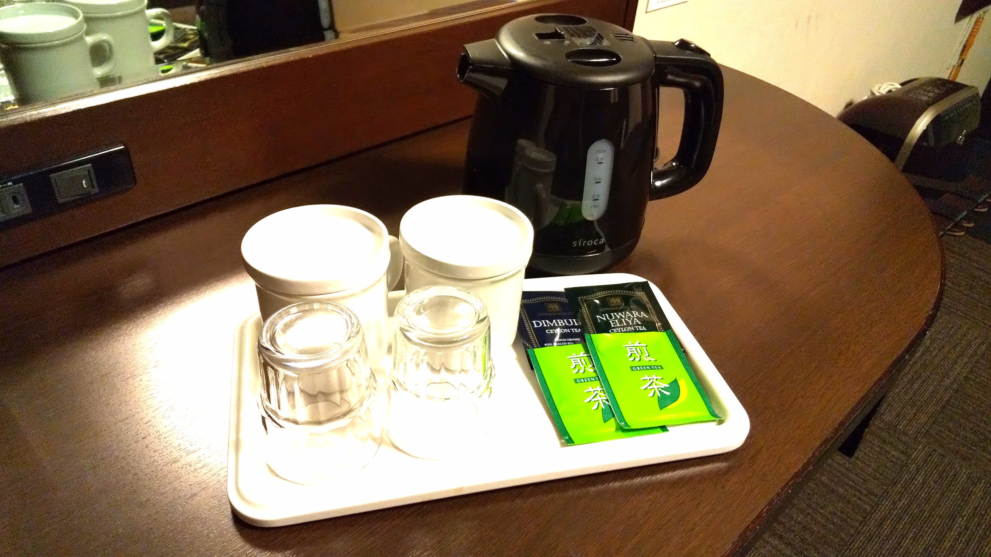 [Electric kettle, black tea, green tea] You can enjoy tea time in your room.