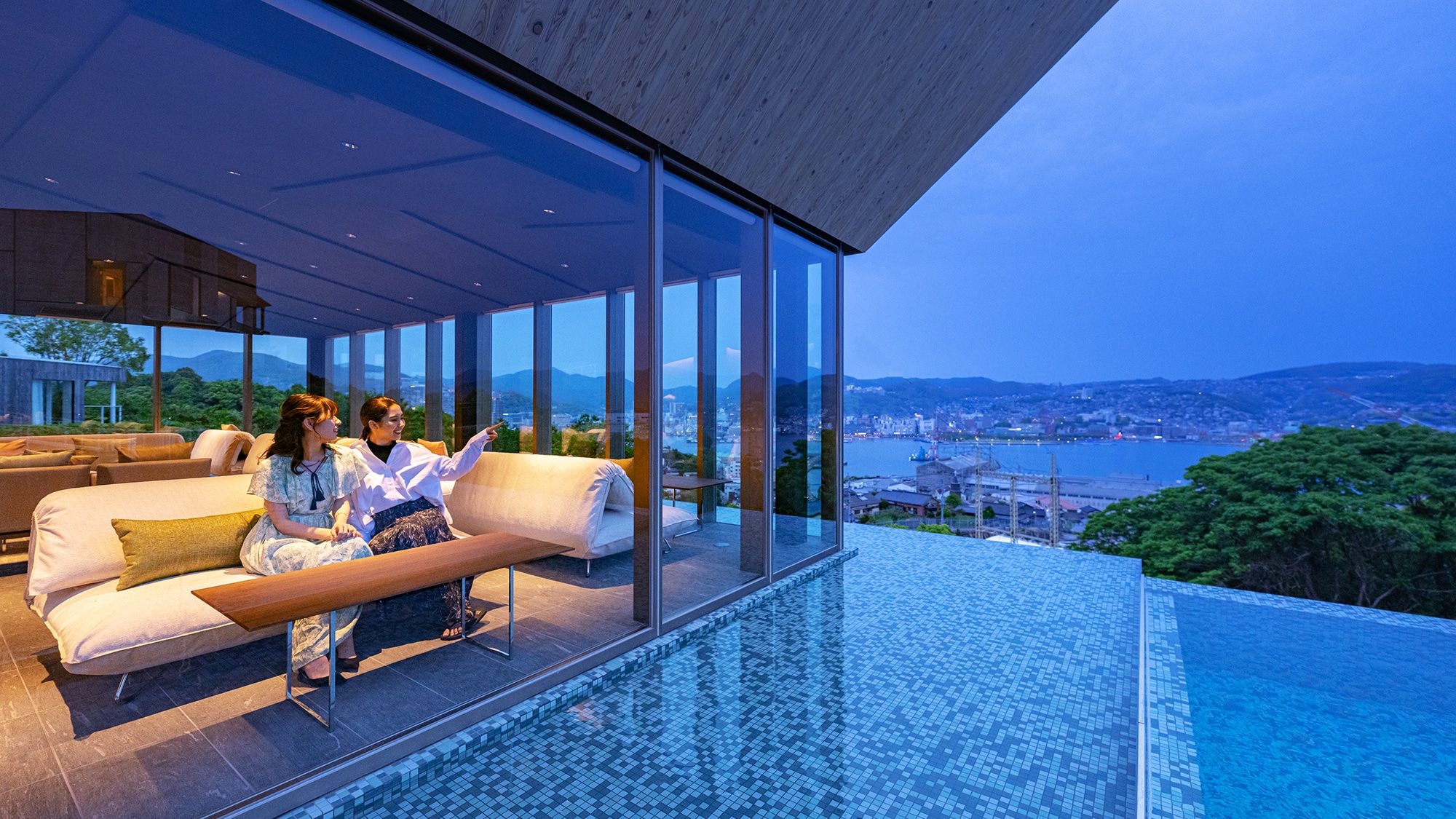 ■Newly opened in April 2011■ [Lounge] A nostalgic view of the Port of Nagasaki spreads across the entire window