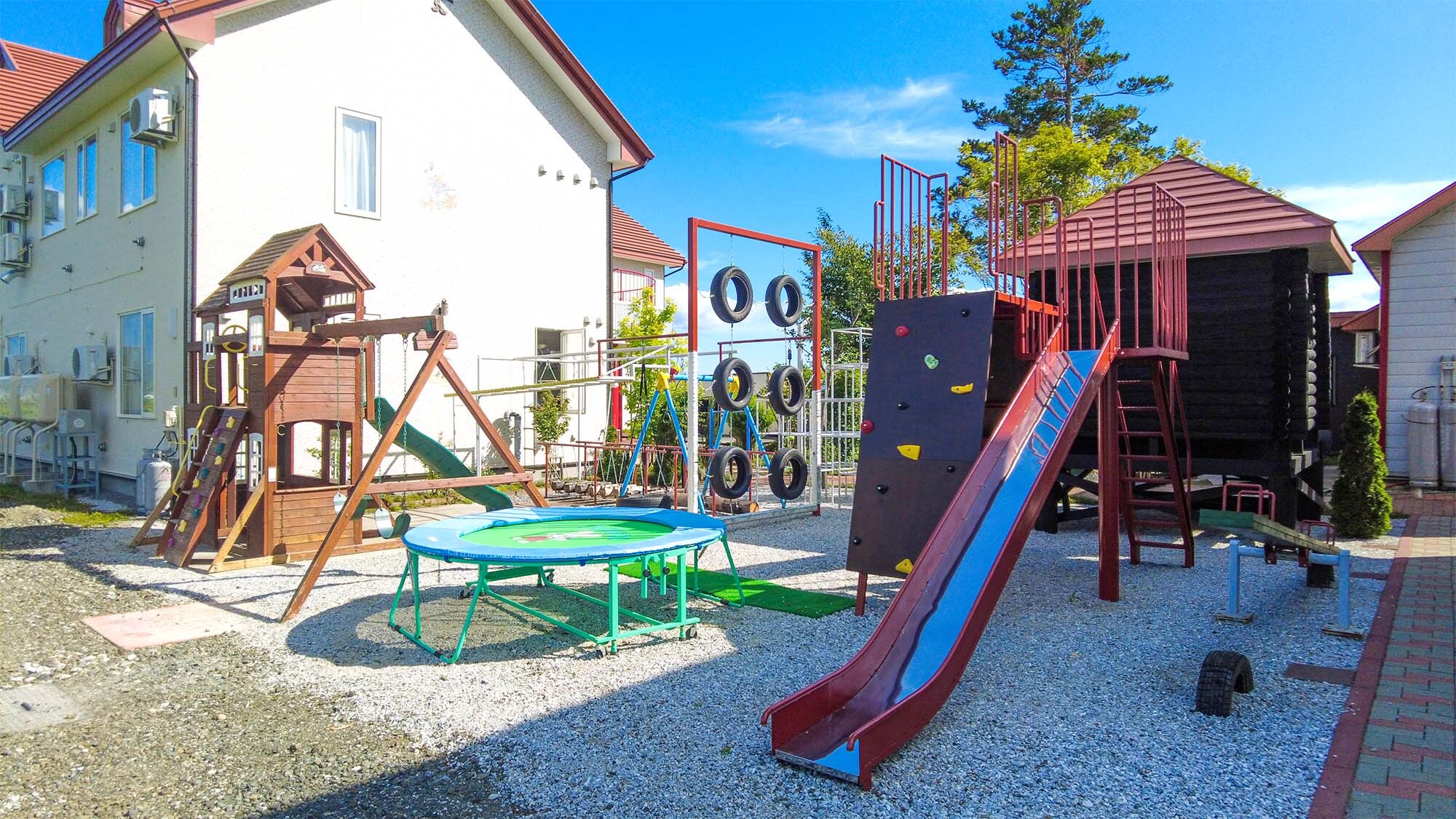・公園內設有滑梯、彈跳床、鞦韆等多種兒童遊樂設備。