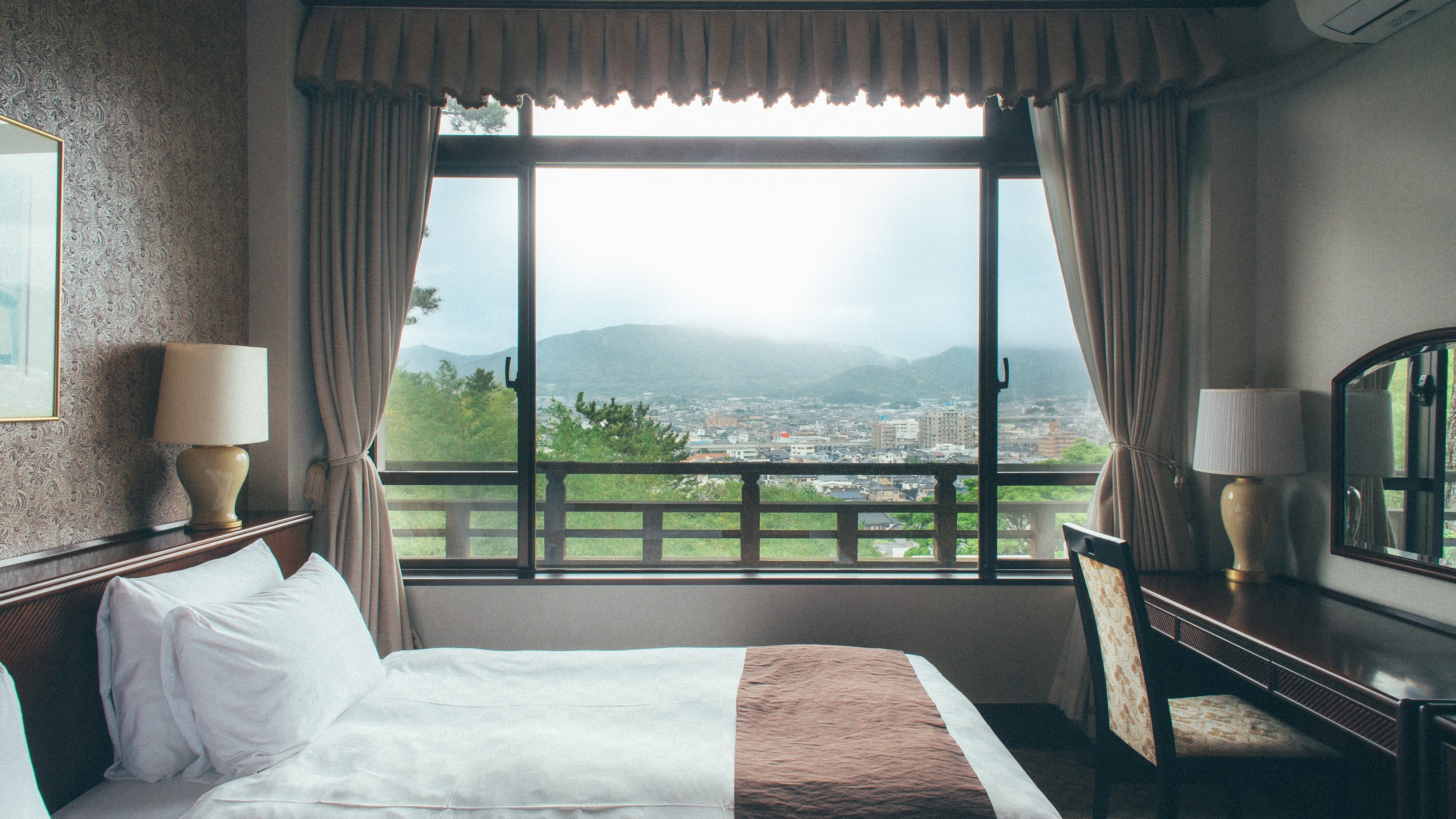 Kamar tidur suite di sisi pegunungan