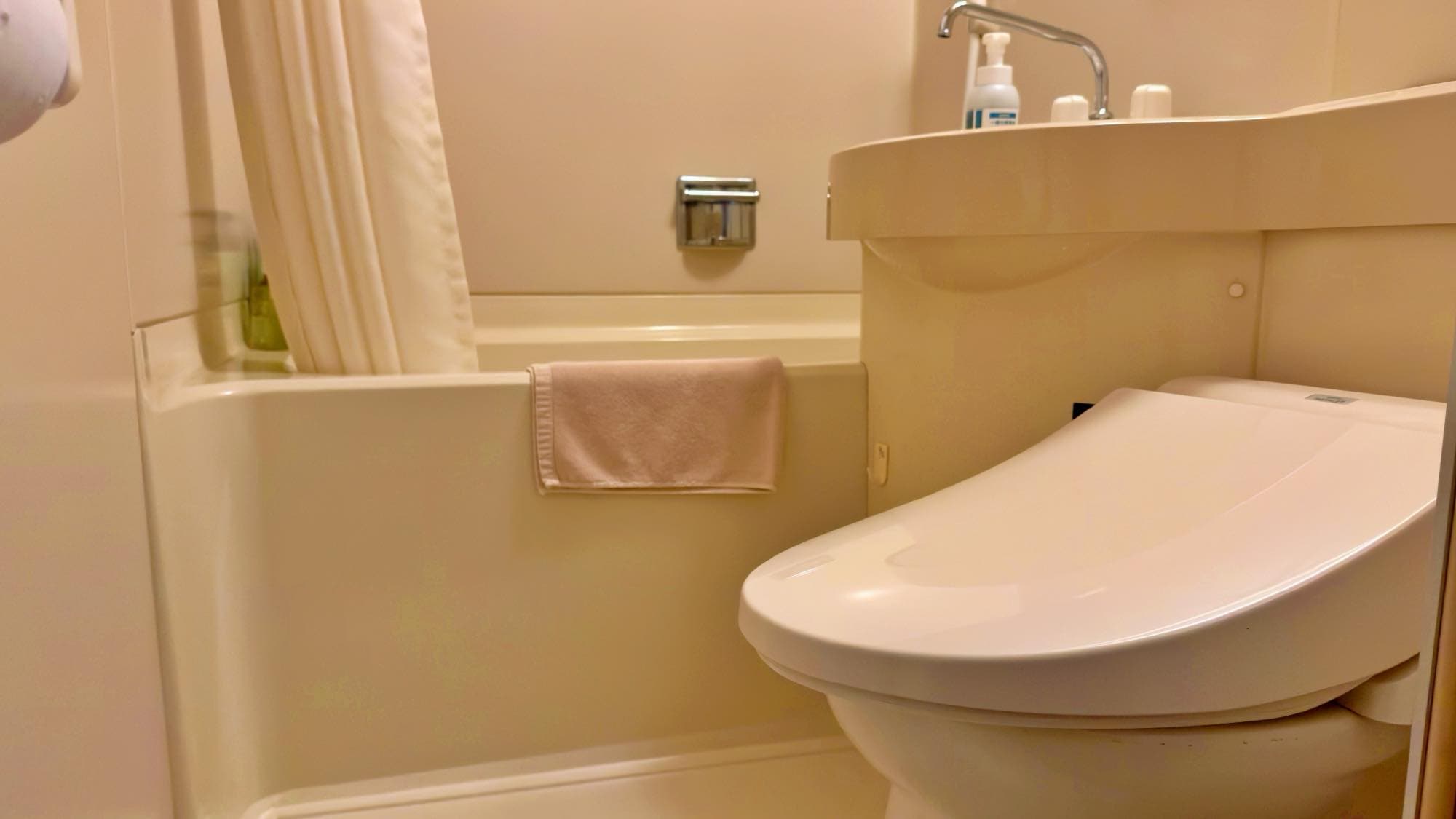 Guest room bathroom
