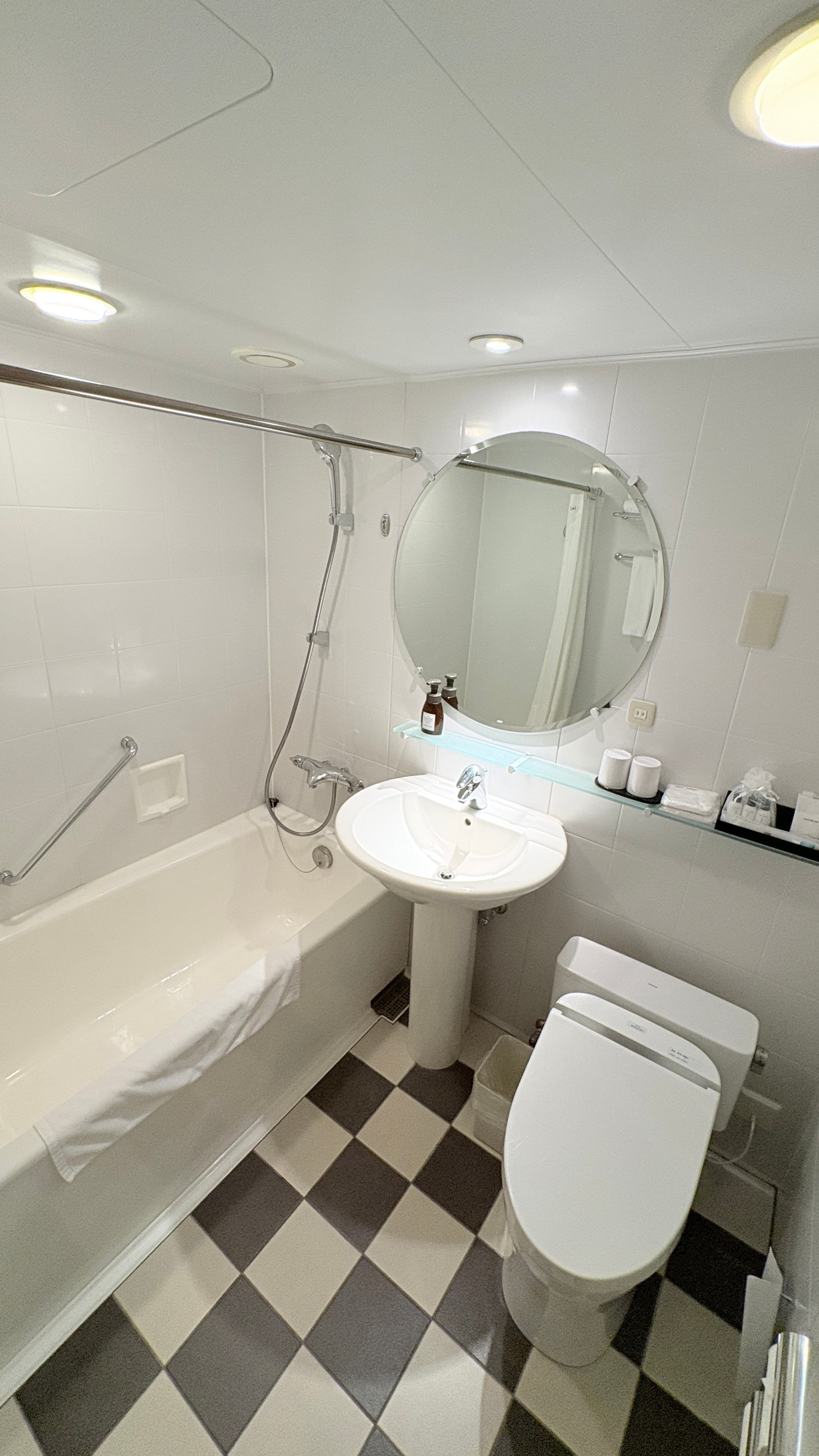 Deluxe twin and triple room unit bath and toilet