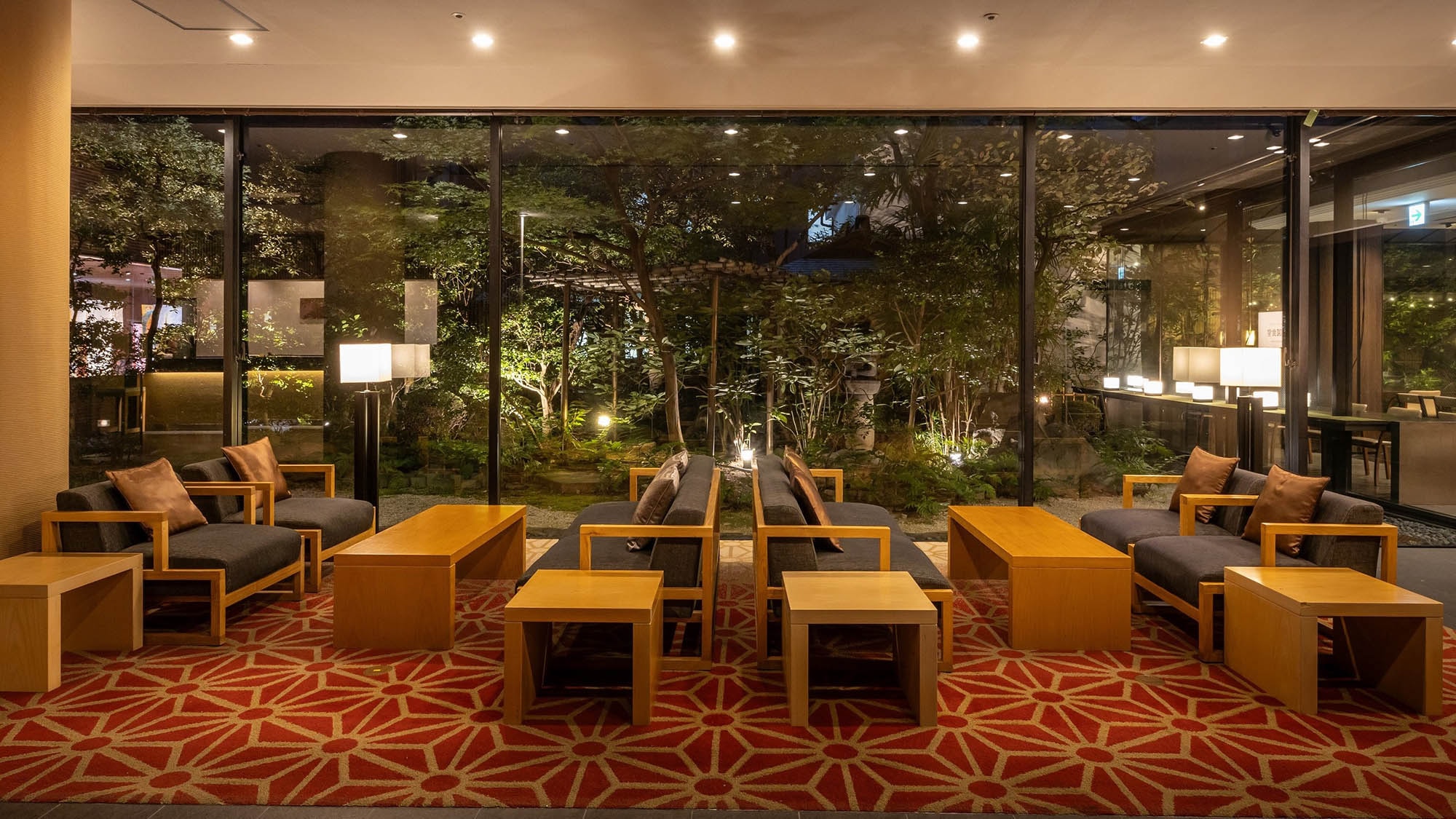 <Lobby> The atmospheric interior, surrounded by a Japanese garden, offers guests a special relaxing time.