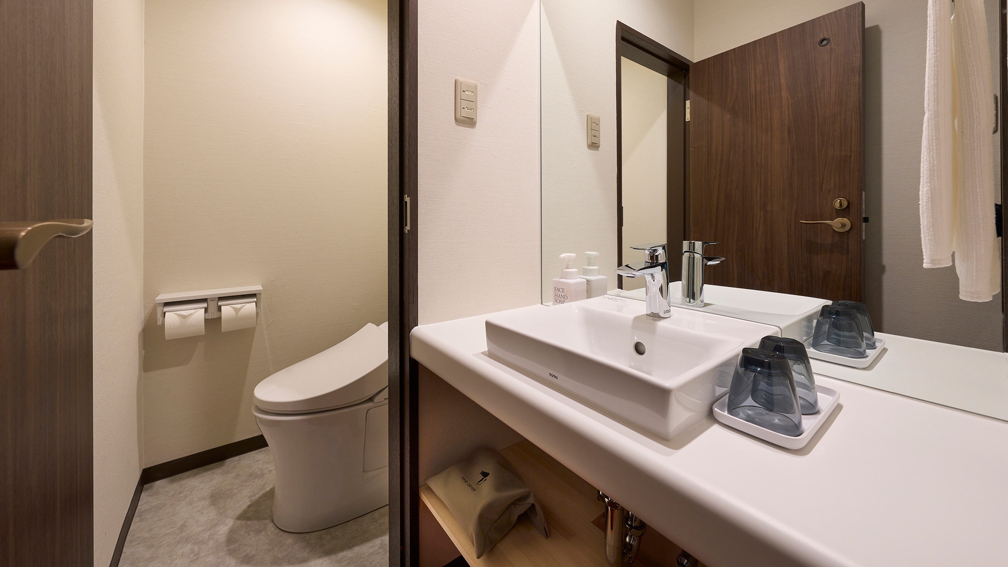 The casual rooms are reasonably priced and simply equipped with a separate sink and toilet.