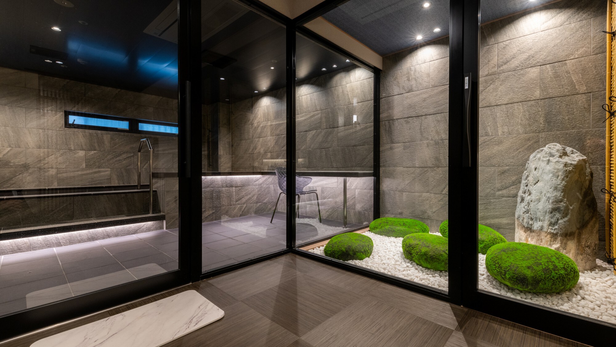 [Mata air panas pribadi "Ogiwa"] Teh, jus, dan alkohol (dikenakan biaya) tersedia di meja bar pemandian pribadi.