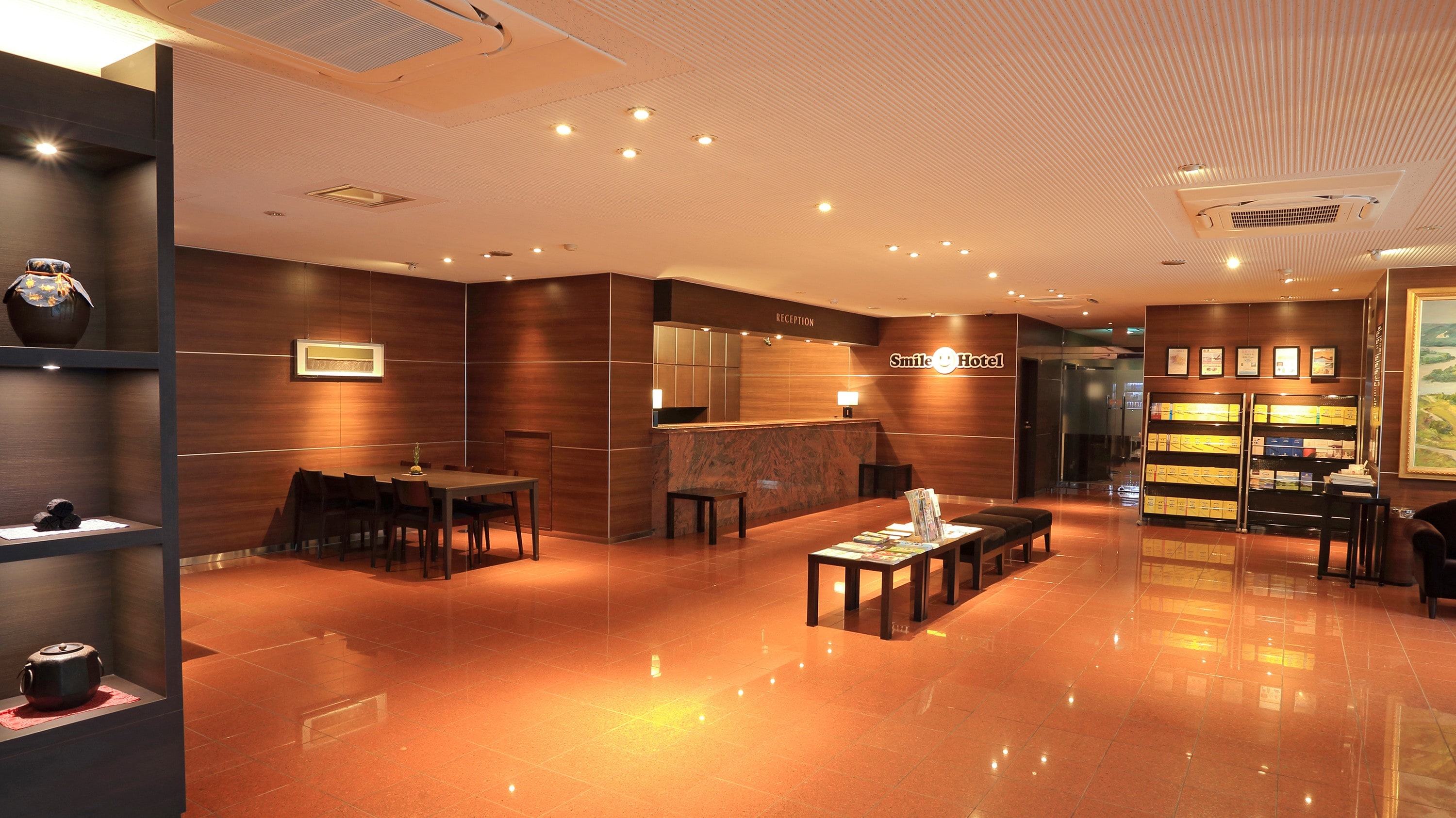 Lobi lantai 1 modern dengan warna-warna tenang. Wi-Fi juga tersedia.