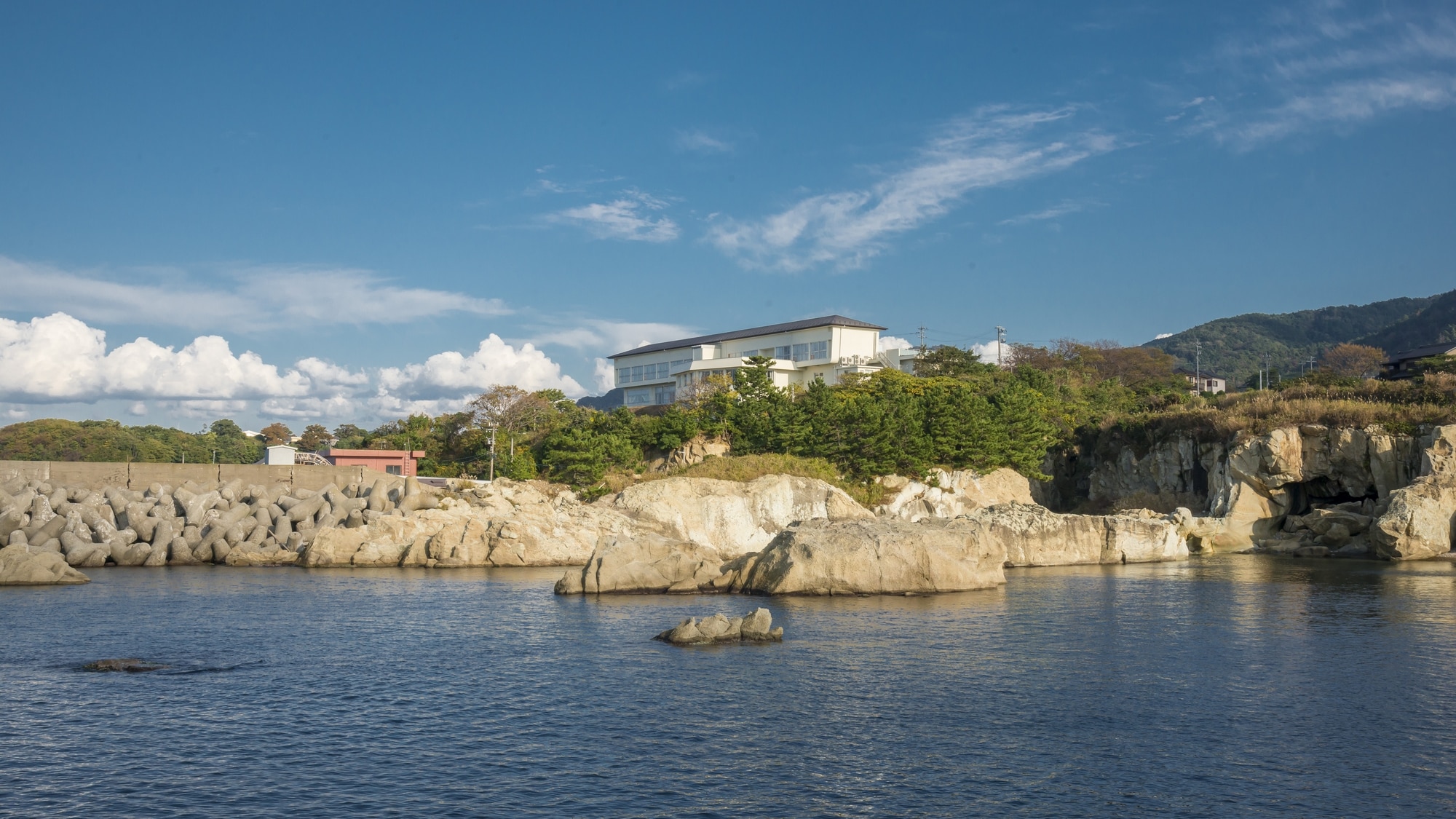 With the sea in front of you and the mountains behind, you can enjoy the four seasons in the midst of nature.