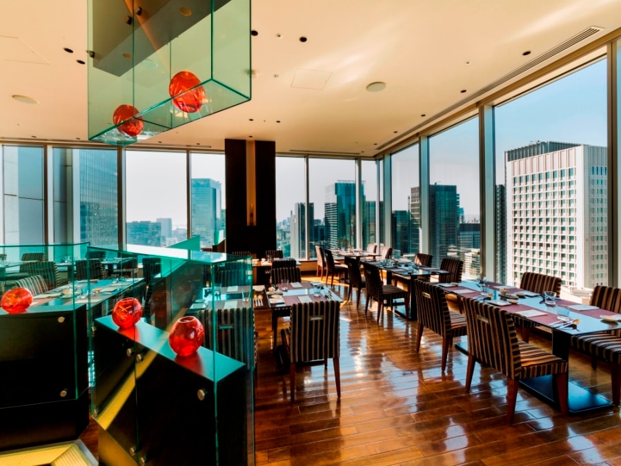 A restaurant with a bright and open atmosphere (image)