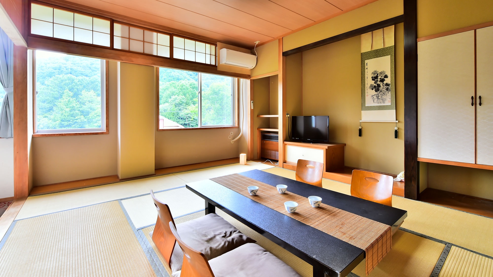 日式房間（照片是一個例子。每個房間都不同。有帶和不帶中央辦公桌的類型。）