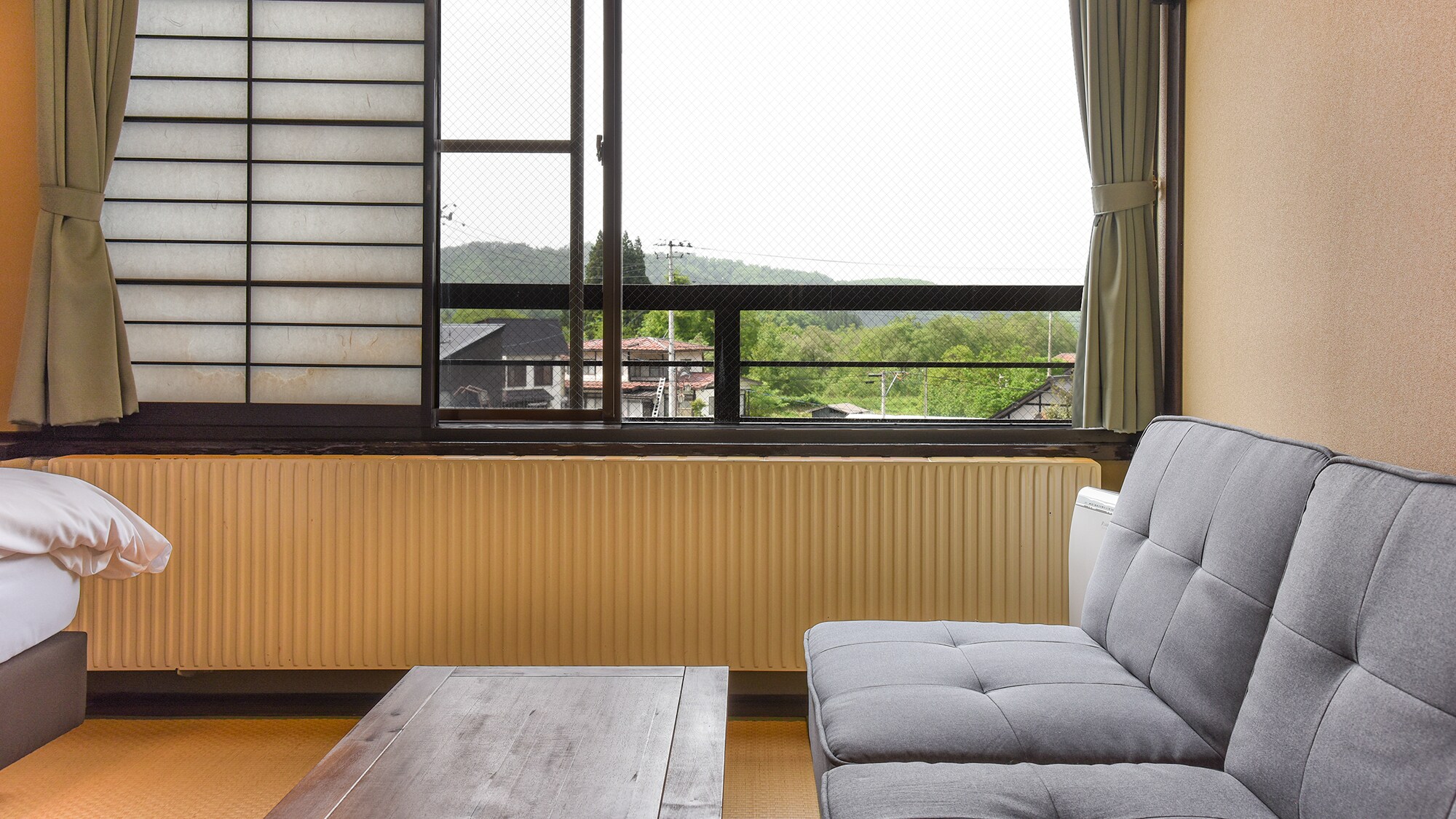 [Bedroom] Relax on the sofa.