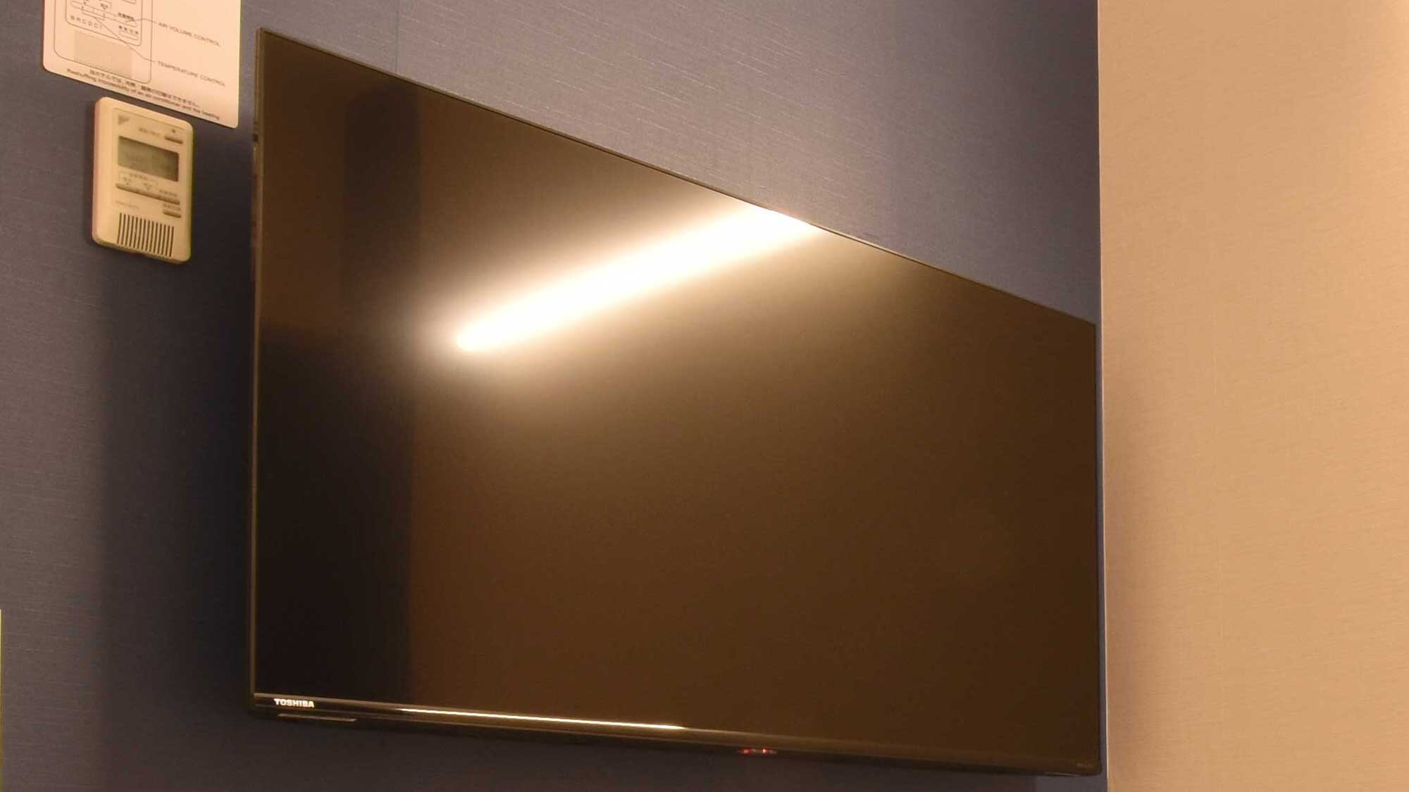 [TV] A 43-inch TV is installed.