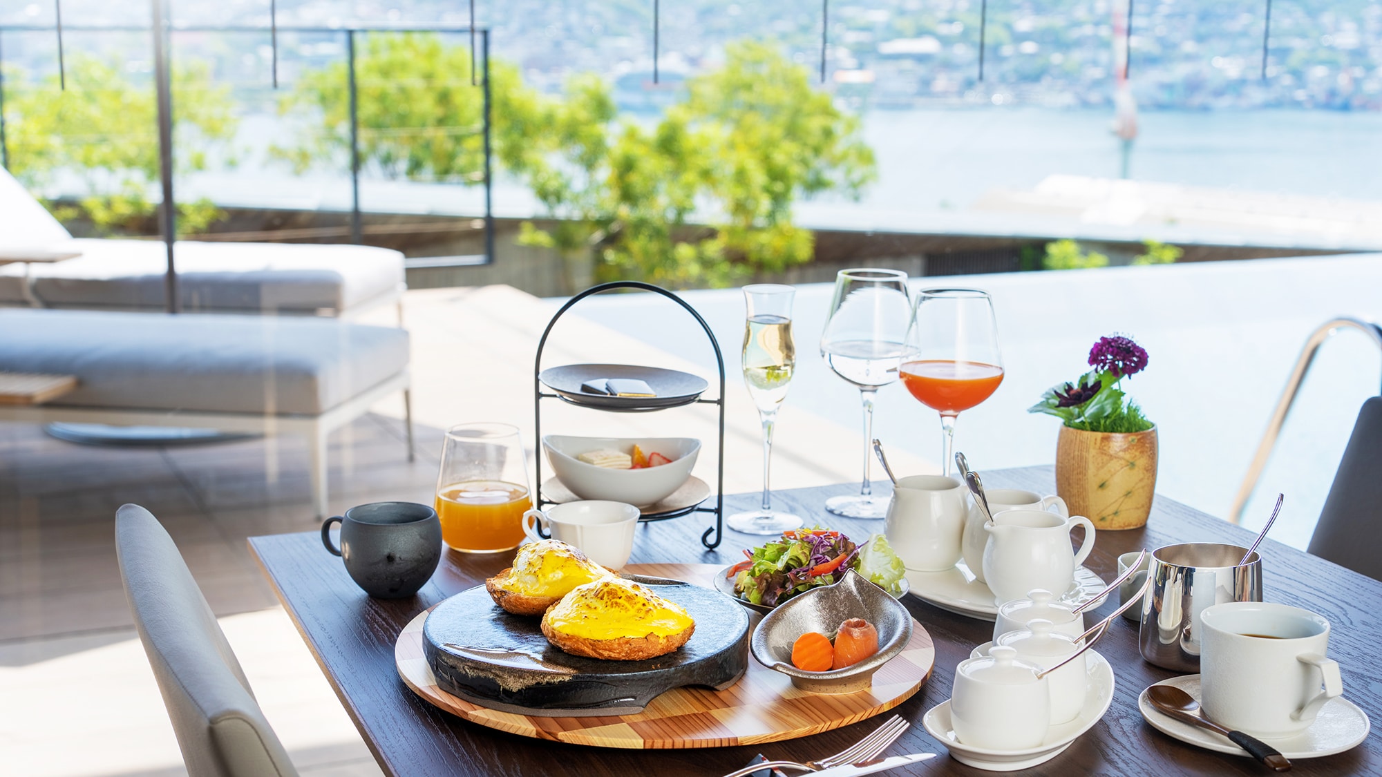[Eggs Benedict] The soft egg yolk and the slightly sour sauce are a perfect combination